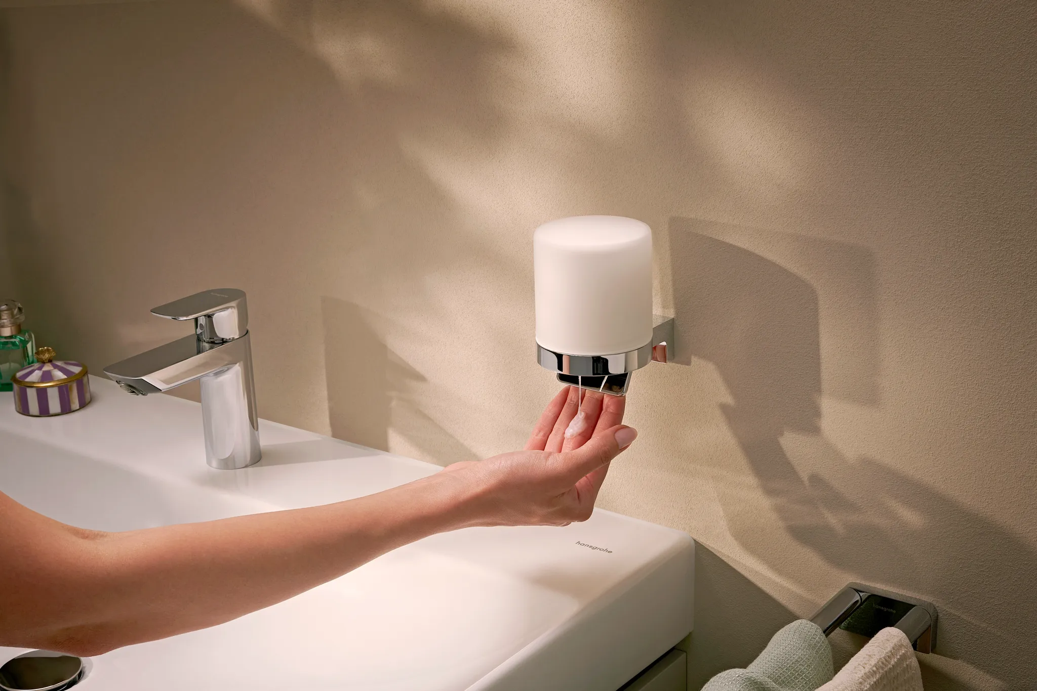 Hansgrohe AddStoris S Lotionspender chrom, Wandmontage, 200 ml Füllmenge, 1 ml Dosiermenge, mit Befestigungsmaterial, verdeckte Befestigung, Bohrabstand 26 mm, Bohrloch-Durchmesser 6 mm