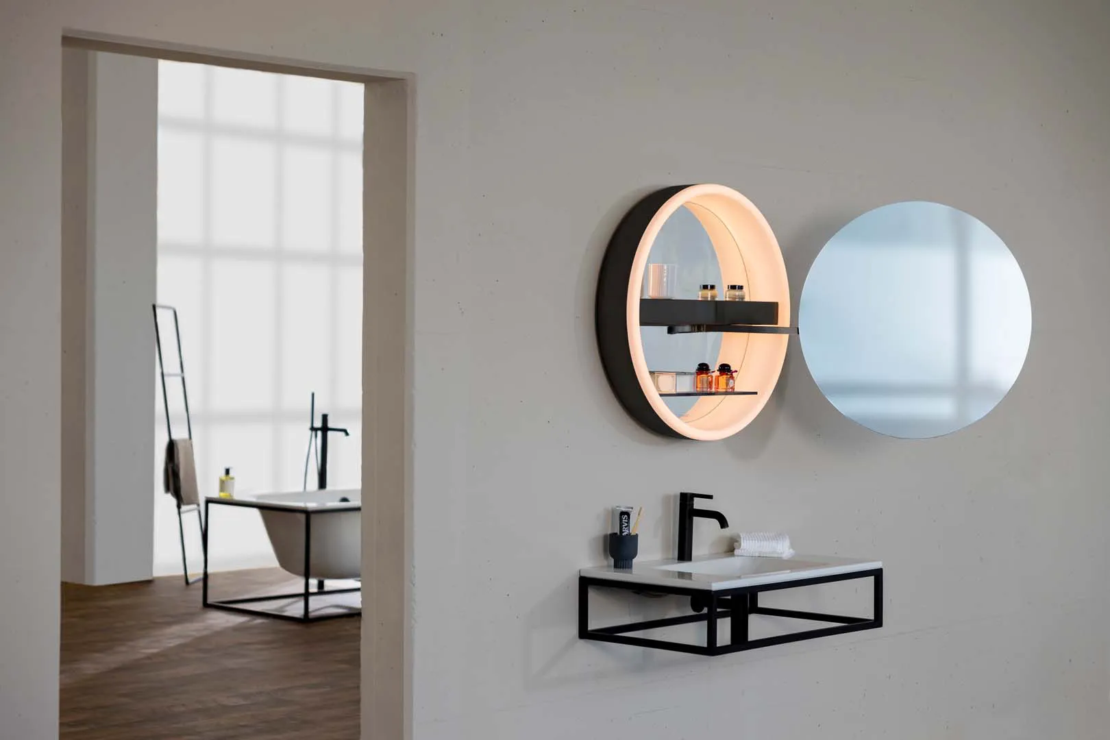 Schneider Spiegelschrank LUN1 73/1/D2W/L, sw, RW Spiegel, CH Modell – Edelstahlgehäuse, LED-Beleuchtung Dim2Warm (2000–6500 K), 733 mm Durchmesser, Tiefe 165 mm Schneider Spiegelschrank LUN1 73/1/D2W/L, sw, RW Spiegel, CH Modell – Edelstahlgehäuse, LED-Beleuchtung Dim2Warm (2000–6500 K), 733 mm Durchmesser, Tiefe 165 mm