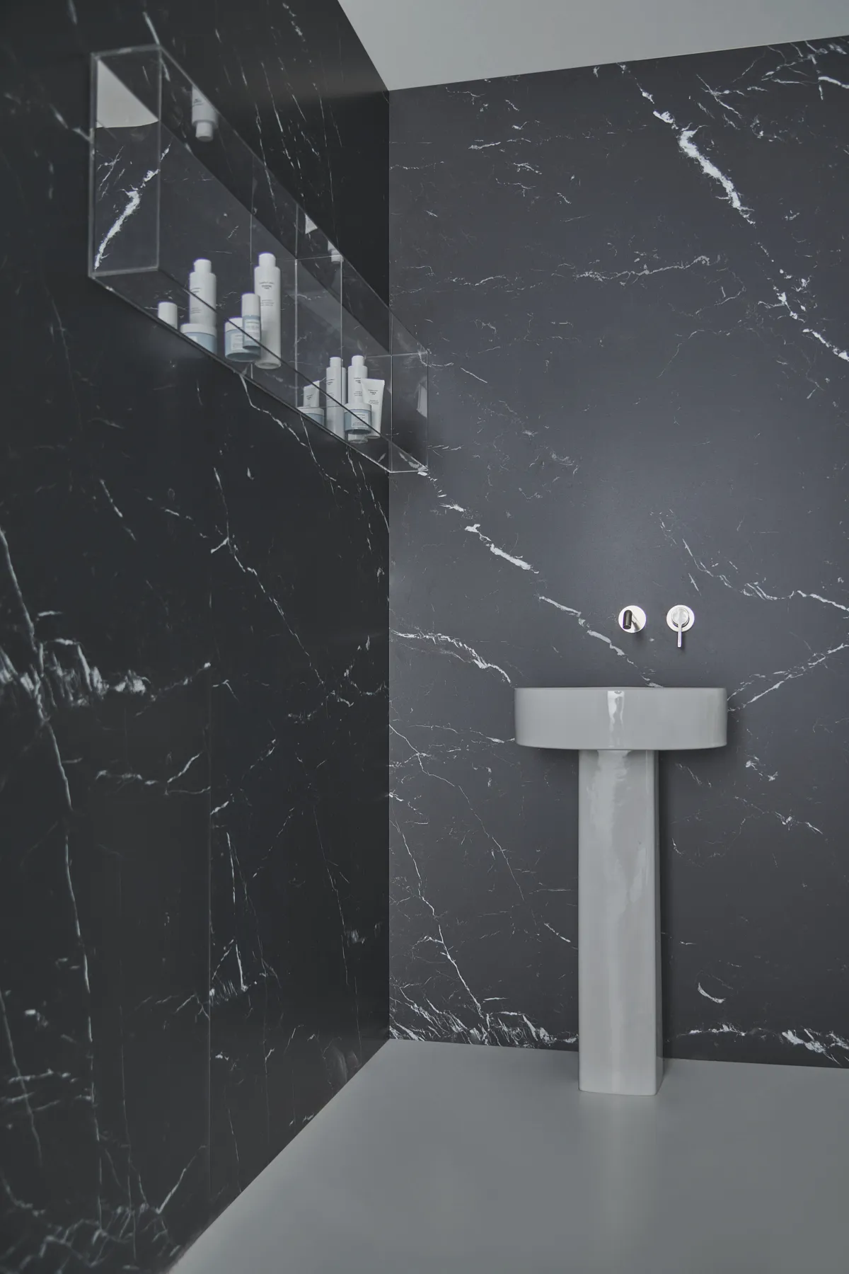 Wand-Waschtischarmatur Joy, Bausatz 2, runde Rosette, Ausladung 220mm, Brushed Gold Wand-Waschtischarmatur Joy, Bausatz 2, runde Rosette, Ausladung 220mm, Brushed Gold