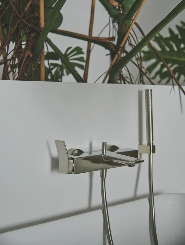 Badearmatur Aufputz Conca, mit Stab-Handbrause, Brauseschlauch und Wandhalter, Brushed Gold Badearmatur Aufputz Conca, mit Stab-Handbrause, Brauseschlauch und Wandhalter, Brushed Gold