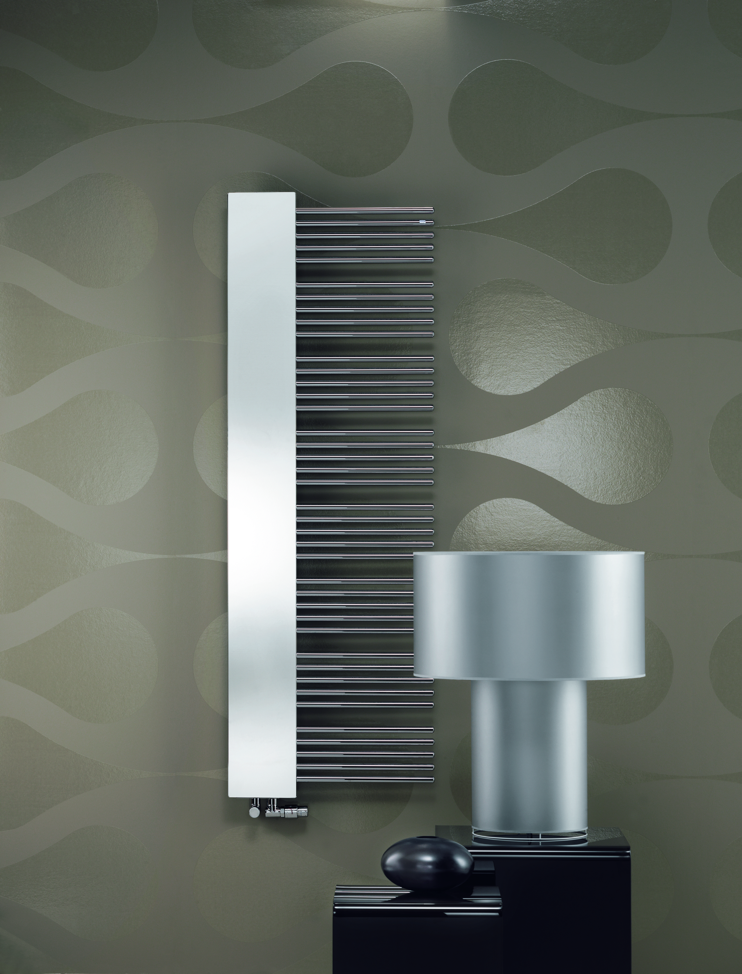 Zehnder Design-Heizkörper „Yucca Mirror“ für Warmwasser-Zentralheizung oder gemischten Betrieb mit 50 mm-Seitenanschluss 60 × 176,6 cm in Chrom