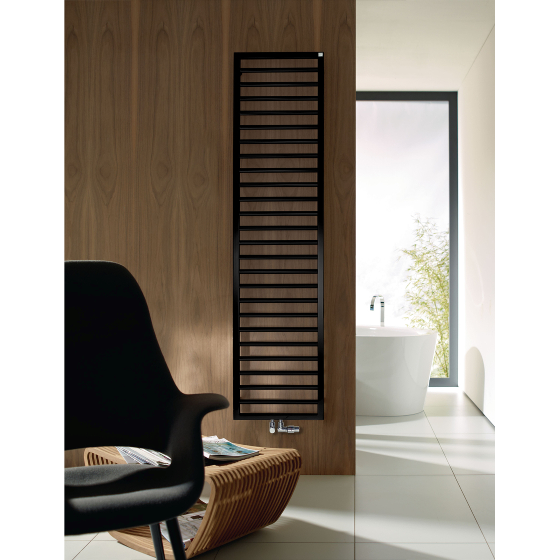 Zehnder Design-Elektroheizkörper „Subway“ für gemischten Betrieb mit eingebautem Heizstab und 50 mm-Mittelanschluss 60 × 186,7 cm in Traffic Black (RAL 9017)