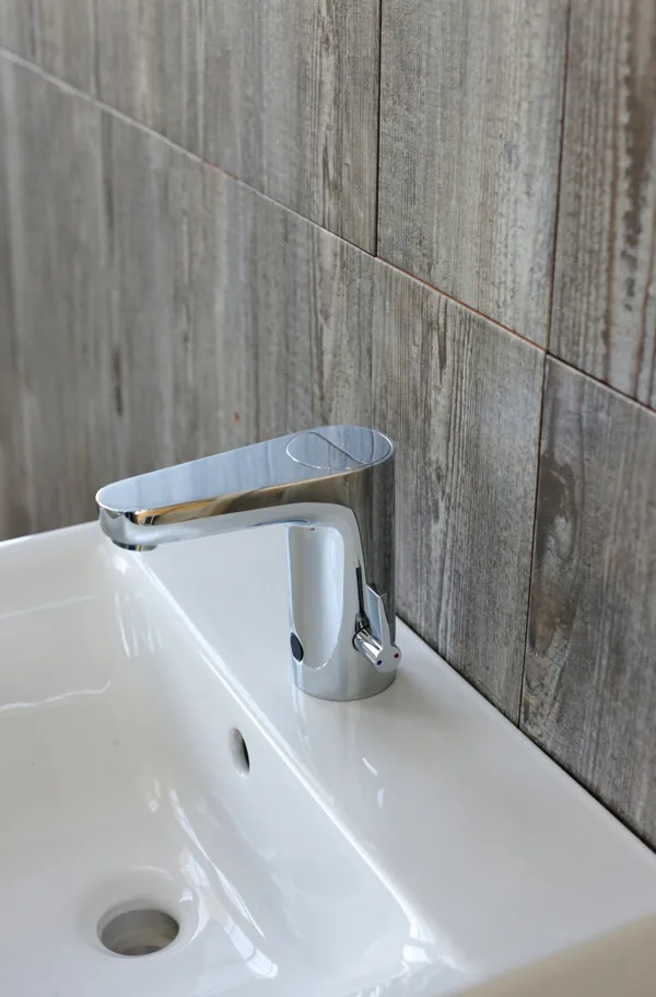 Sensor-Waschtischarmatur Ceraplus, mit Misch., Batteriebetrieben, Ausladung 116mm, Chrom Sensor-Waschtischarmatur Ceraplus, mit Misch., Batteriebetrieben, Ausladung 116mm, Chrom