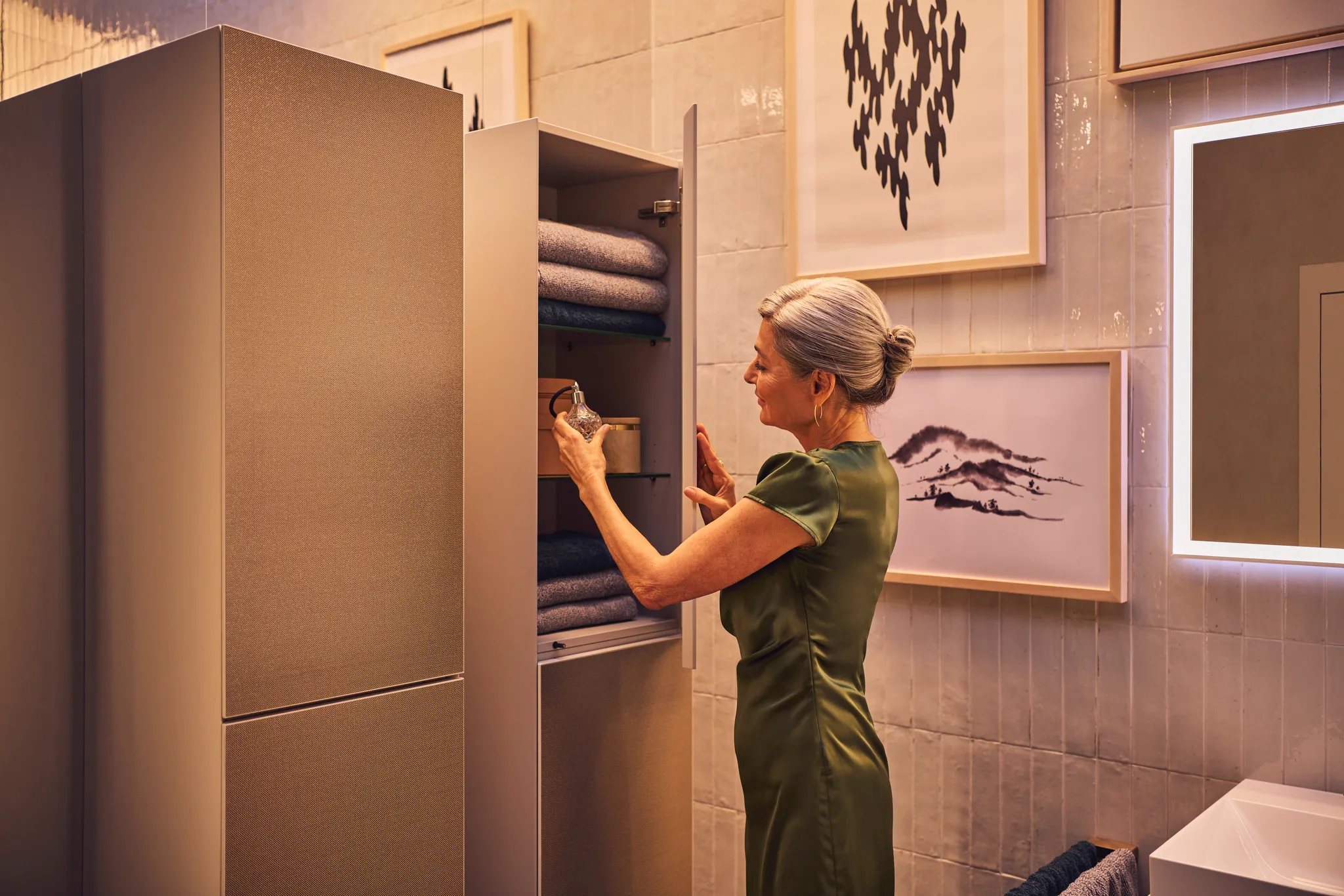 Hansgrohe Hochschrank Xevolos E Sandbeige Matt, 400/360 mm, Türanschlag rechts, Bronze Struktur Front Hansgrohe Hochschrank Xevolos E Sandbeige Matt, 400/360 mm, Türanschlag rechts, Bronze Struktur Front