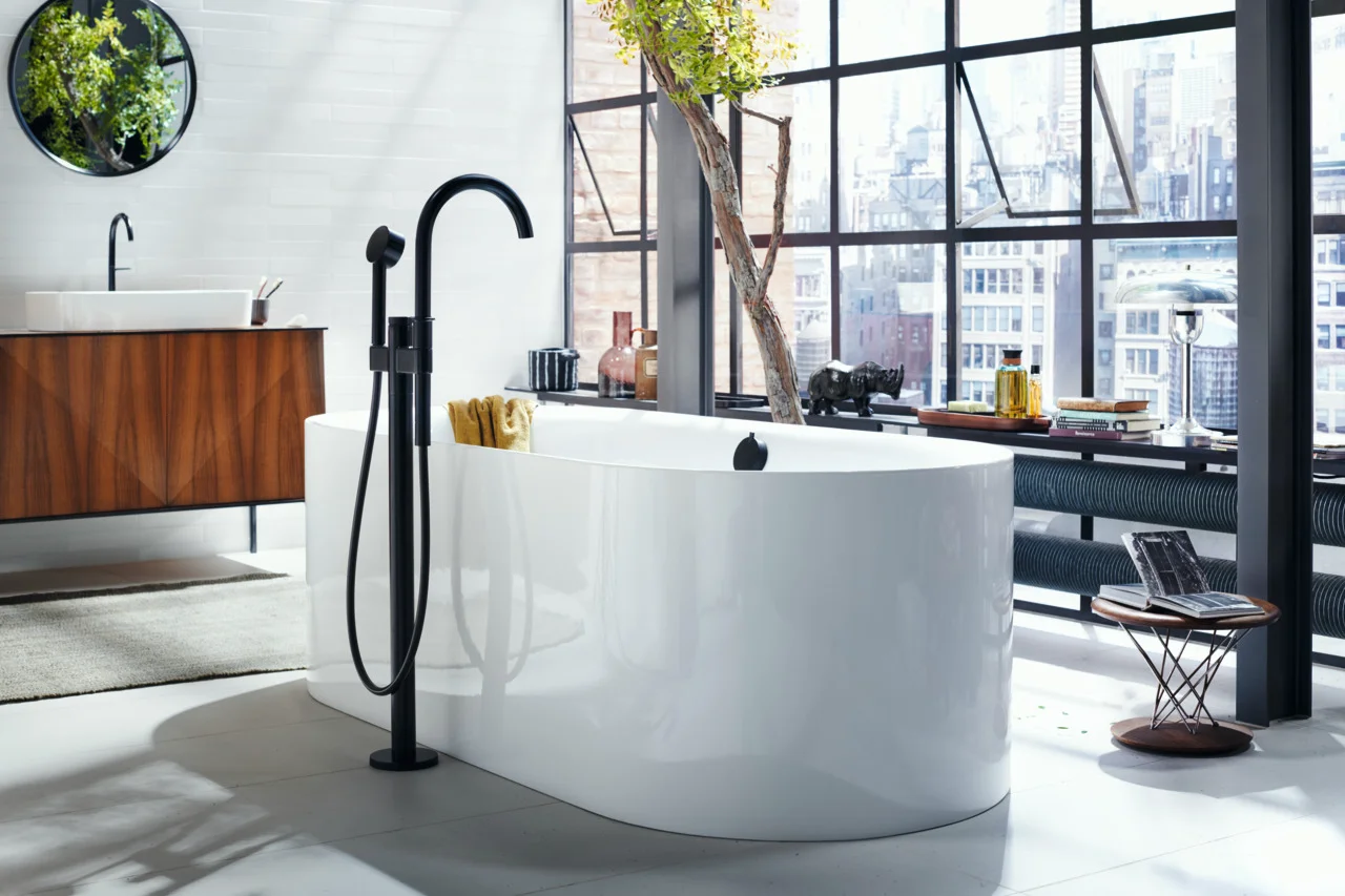 Hansgrohe AXOR One Wannenmischer bodenstehend mattschwarz, Ausladung 220 mm, Keramikmischsystem, PowderRain Handbrause