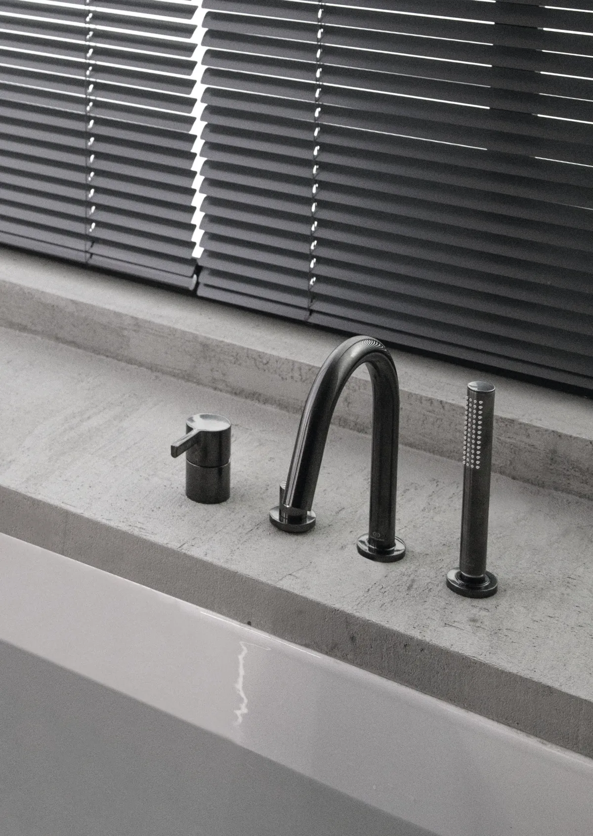 Ideal Standard Joy Armaturen JOY Atelier Collections Joy Arm 4-Loch Wannenrandarmatur mit Auslauf Stab-Handbrause Umsteller Magnetic Grey Ideal Standard Joy Armaturen JOY Atelier Collections Joy Arm 4-Loch Wannenrandarmatur mit Auslauf Stab-Handbrause Umsteller Magnetic Grey