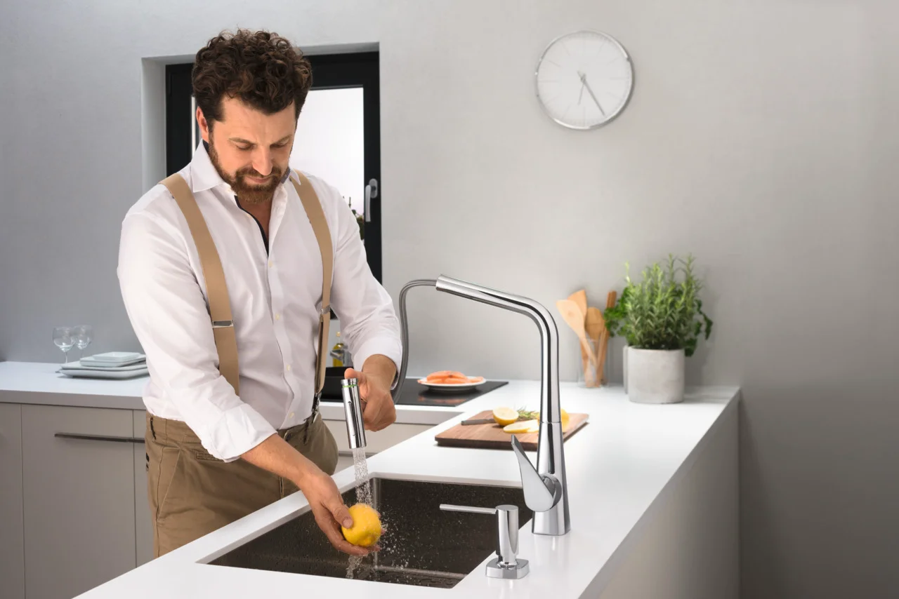 Hansgrohe Spülmittelspender A71 chrom, Ausladung 91 mm, Metall, korrosionsbeständiges Auslaufrohr, Flascheninhalt 500 ml, Dosiermenge 2 ml, für Einbau in Arbeitsplatten bis 55 mm, einfache Montage ohne Werkzeug