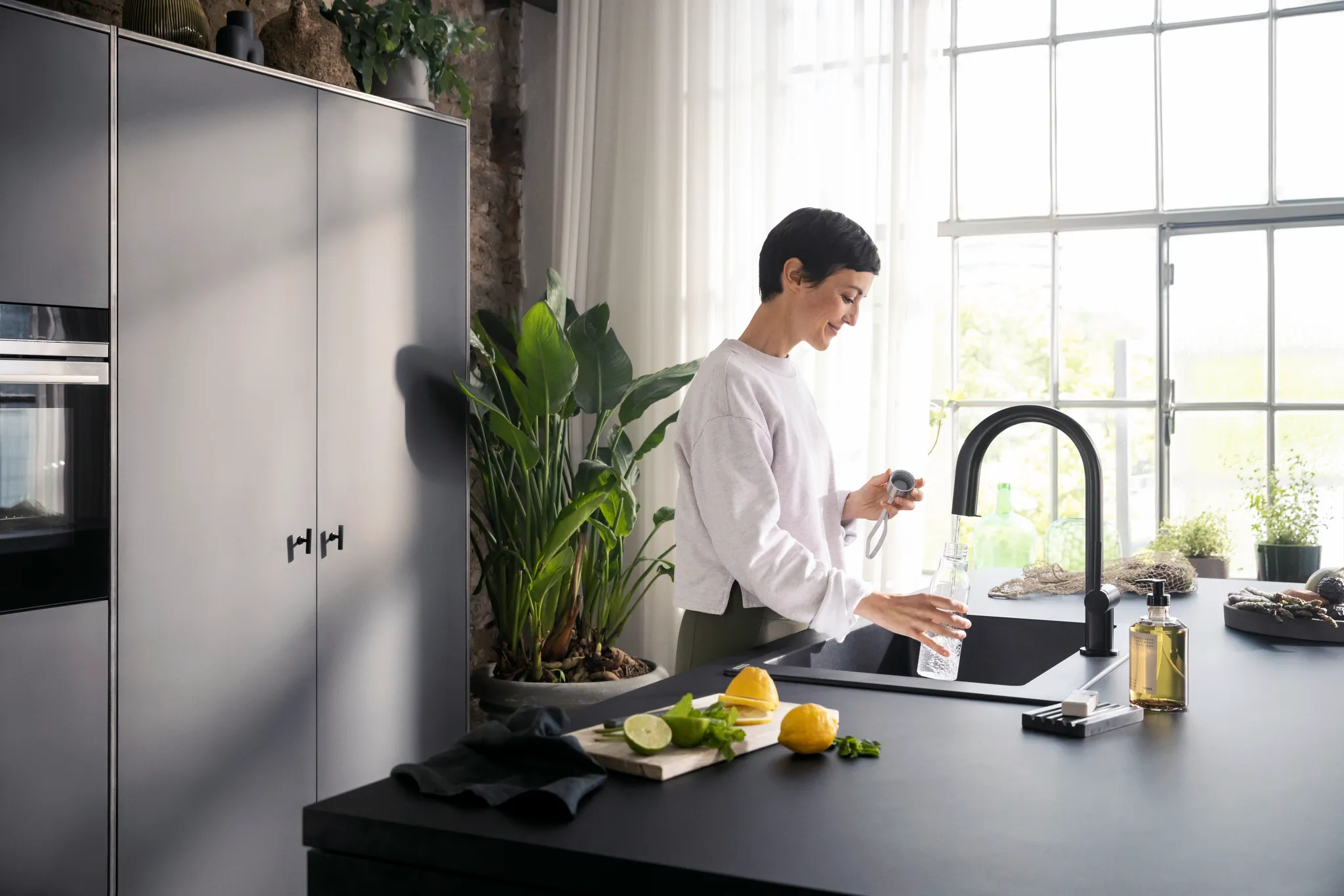 Hansgrohe Aqittura M91 SodaSystem 210 Mischer, Ausziehauslauf, 1jet, sBox, Starter Set, Mattschwarz Hansgrohe Aqittura M91 SodaSystem 210 Mischer, Ausziehauslauf, 1jet, sBox, Starter Set, Mattschwarz