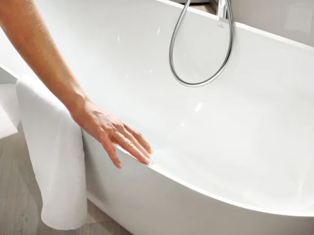 Villeroy & Boch Badewanne „Theano“ freistehend oval 155 × 75 cm, Fußablauf in Weiß Alpin