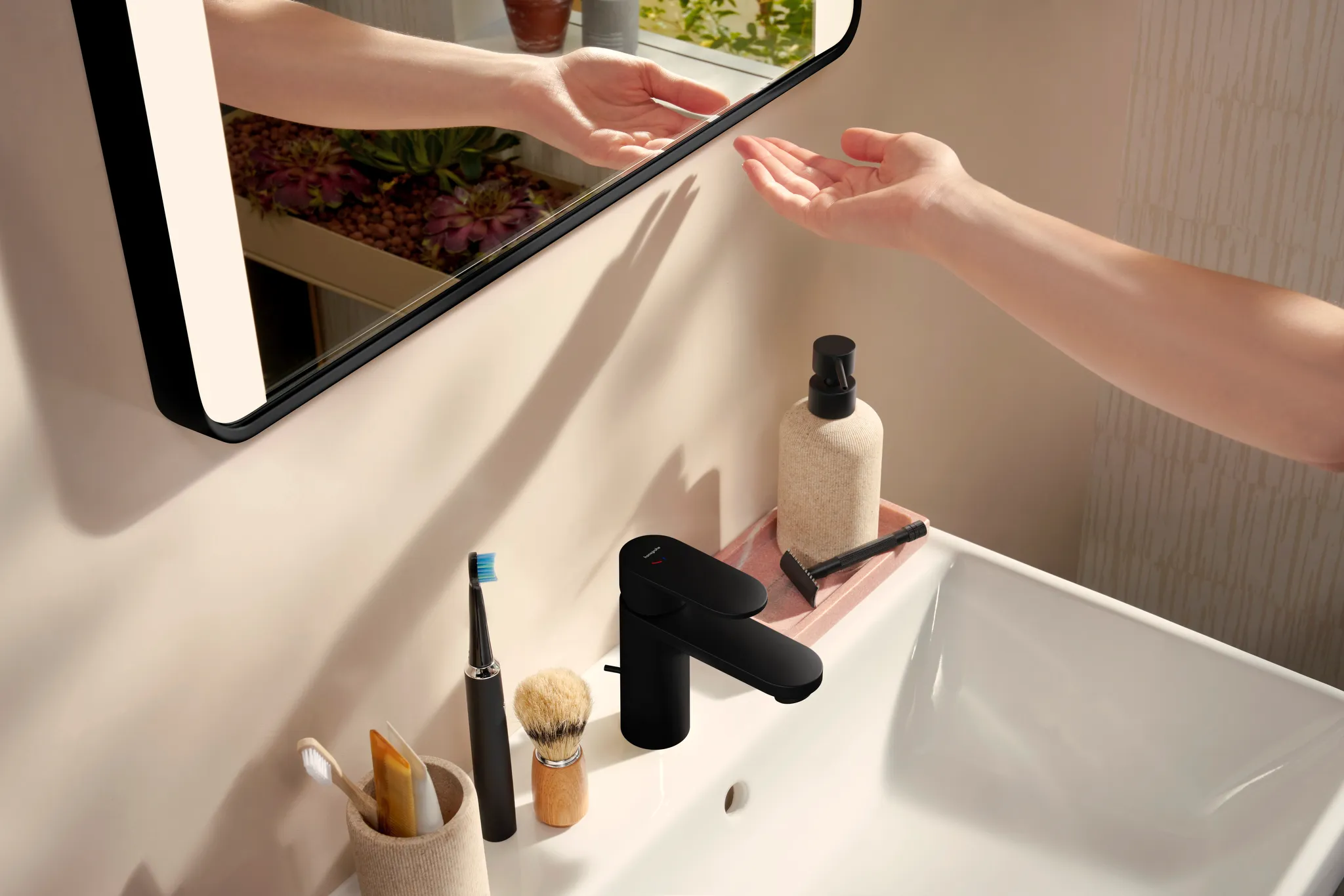 Hansgrohe Xarita Lite Q Spiegel mit seitlicher LED-Beleuchtung, 600/700x30 cm, Mattschwarz Hansgrohe Xarita Lite Q Spiegel mit seitlicher LED-Beleuchtung, 600/700x30 cm, Mattschwarz