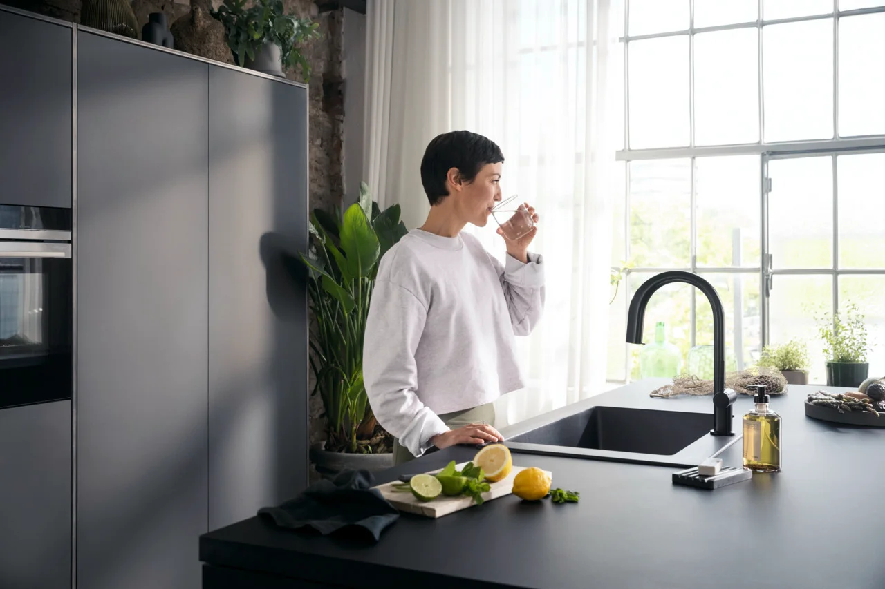 Hansgrohe Aqittura M91 SodaSystem 210 Auszieharm mit Laminarstrahl, Mattschwarz, Hahnlochbohrung 35 mm, max. Auszugslänge 76 cm