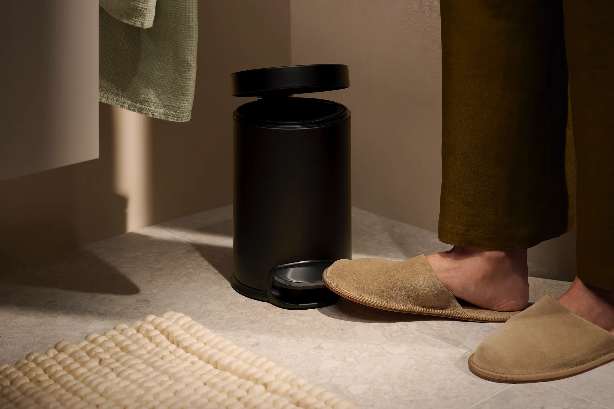 Hansgrohe AddStoris Treteimer BBC – freistehend, 3 Liter Fassungsvermögen, herausnehmbarer Kunststoffeinsatz, Softclose-Funktion für leises Schließen Hansgrohe AddStoris Treteimer BBC – freistehend, 3 Liter Fassungsvermögen, herausnehmbarer Kunststoffeinsatz, Softclose-Funktion für leises Schließen