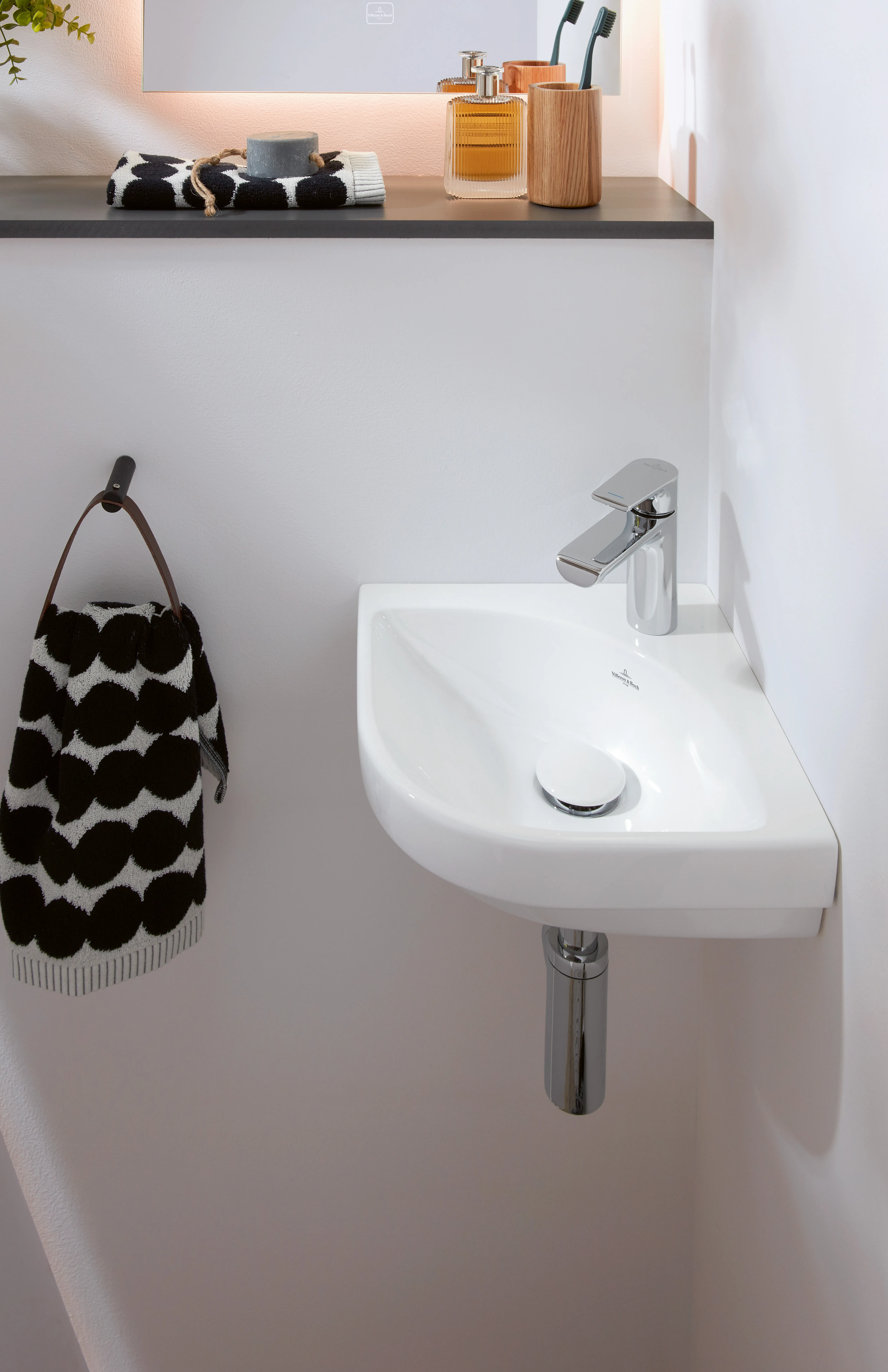 Villeroy & Boch Eck-Handwaschbecken „Subway 3.0“ 320 × 320 × 145 mm, mit Hahnlochbohrung, Hahnlochposition mittig in Weiß Alpin Villeroy & Boch Eck-Handwaschbecken „Subway 3.0“ 320 × 320 × 145 mm, mit Hahnlochbohrung, Hahnlochposition mittig in Weiß Alpin