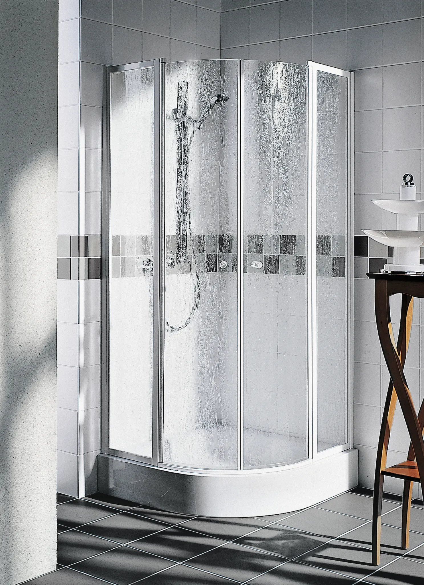 Kermi Duschdesign Viertelkreis-Duschkabine mit Pendeltüren mit Festfeldern für gleichschenklige Wannen „NOVA 2000“ Glas Kerolan Fontana, Profile Silber Mattglanz, BV: 775 - 800 mm WE: 785 - 810 mm H: 1850 mm Kermi Duschdesign Viertelkreis-Duschkabine mit Pendeltüren mit Festfeldern für gleichschenklige Wannen „NOVA 2000“ Glas Kerolan Fontana, Profile Silber Mattglanz, BV: 775 - 800 mm WE: 785 - 810 mm H: 1850 mm