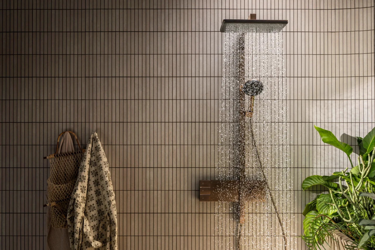 Hansgrohe Showerpipe Raindance Alive Q, 210/340 2jet mit Thermostat BBR, Brushed Bronze, 214 x 343 mm Brausekopfgröße, Aufputzinstallation Hansgrohe Showerpipe Raindance Alive Q, 210/340 2jet mit Thermostat BBR, Brushed Bronze, 214 x 343 mm Brausekopfgröße, Aufputzinstallation