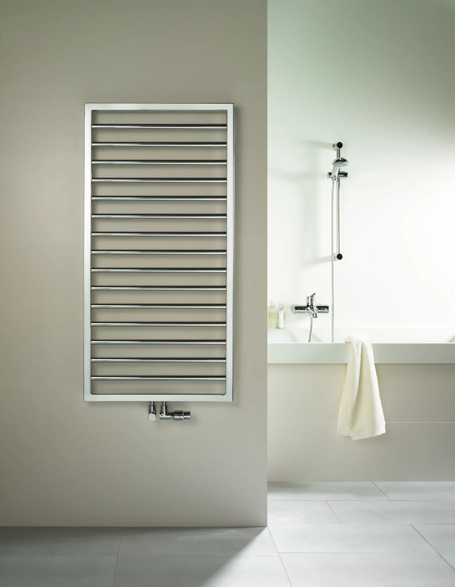 Zehnder Design-Heizkörper „Subway“ für Warmwasser-Zentralheizung oder gemischten Betrieb mit 50 mm-Mittelanschluss 45 × 126,1 cm in Telegrey 2 (RAL 7046)