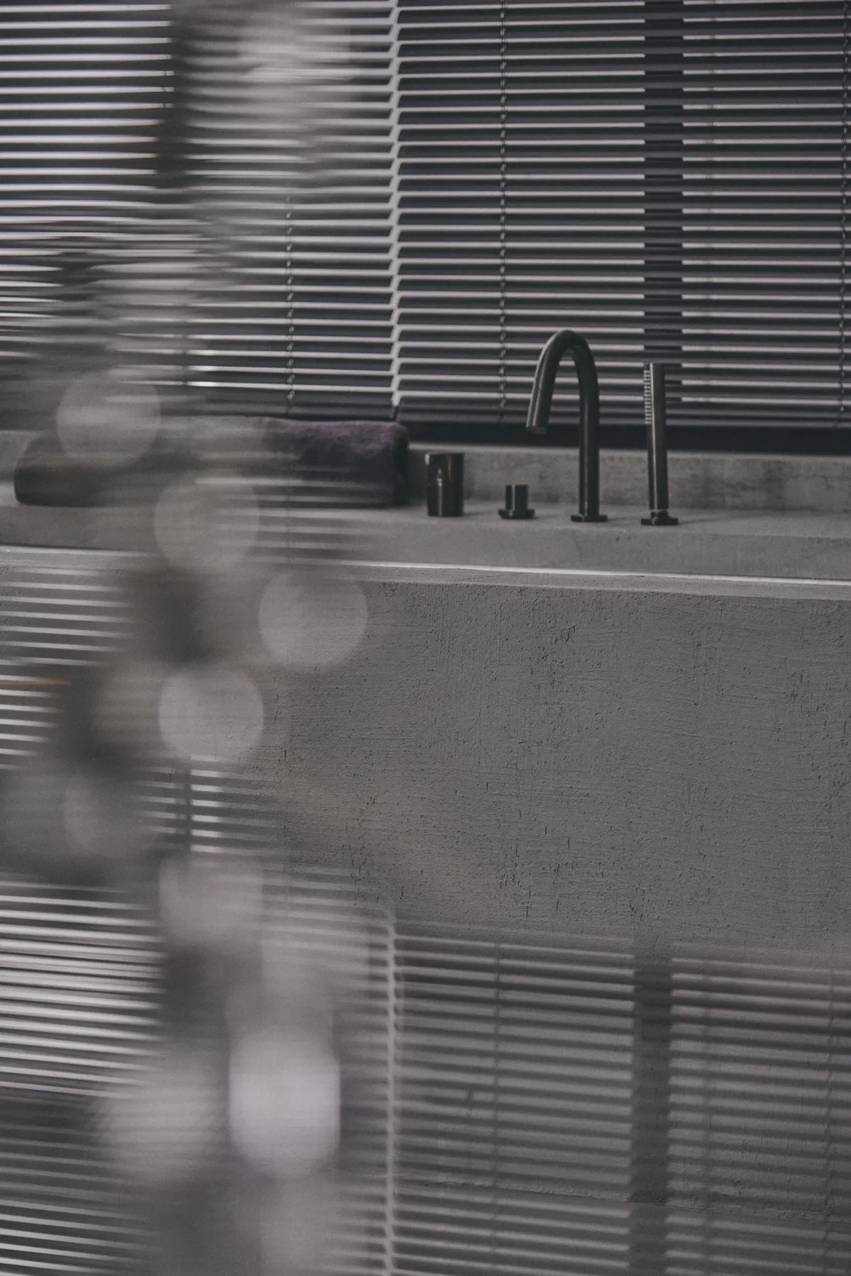 Ideal Standard Joy Armaturen JOY Atelier Collections Joy Arm 4-Loch Wannenrandarmatur mit Auslauf Stab-Handbrause Umsteller Magnetic Grey Ideal Standard Joy Armaturen JOY Atelier Collections Joy Arm 4-Loch Wannenrandarmatur mit Auslauf Stab-Handbrause Umsteller Magnetic Grey