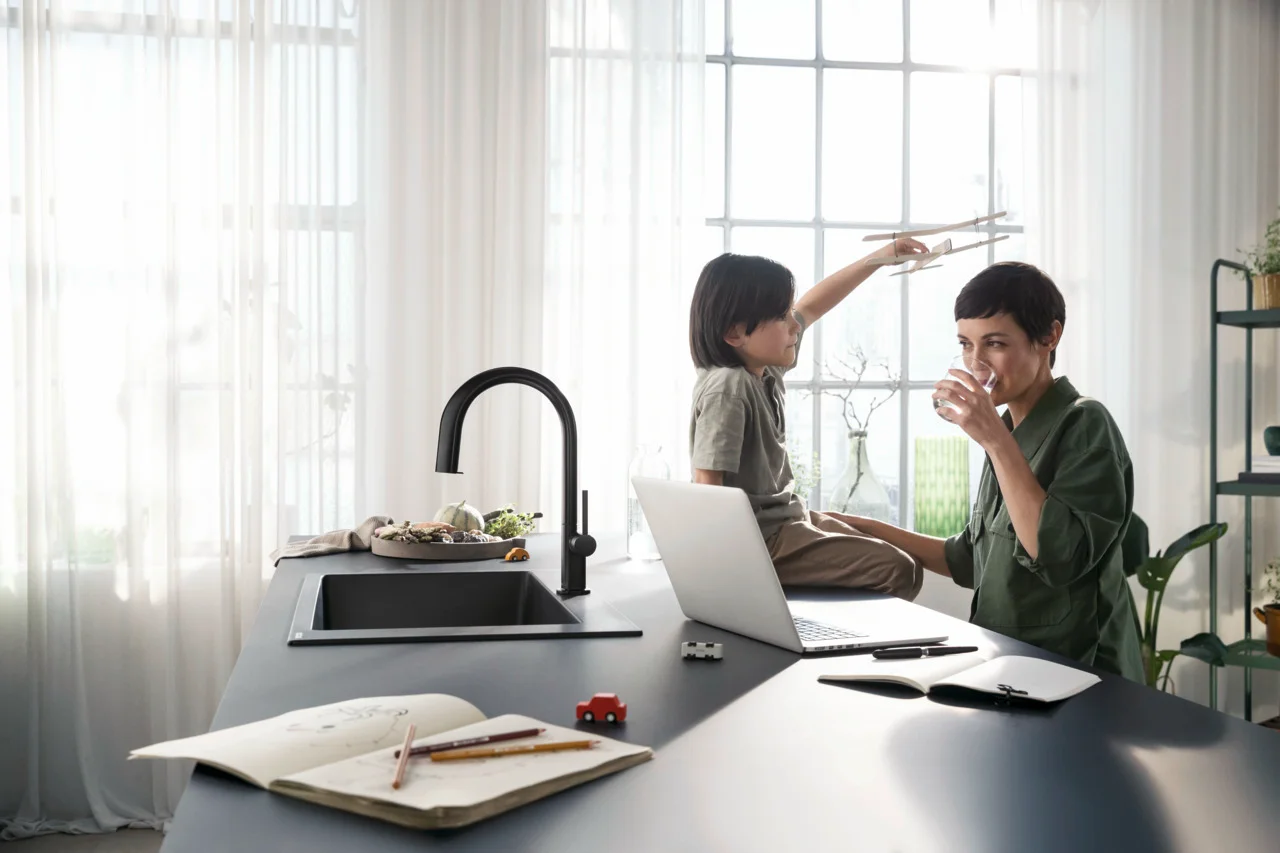 Hansgrohe Aqittura M91 SodaSystem 210 Auszieharm mit Laminarstrahl, Mattschwarz, Hahnlochbohrung 35 mm, max. Auszugslänge 76 cm