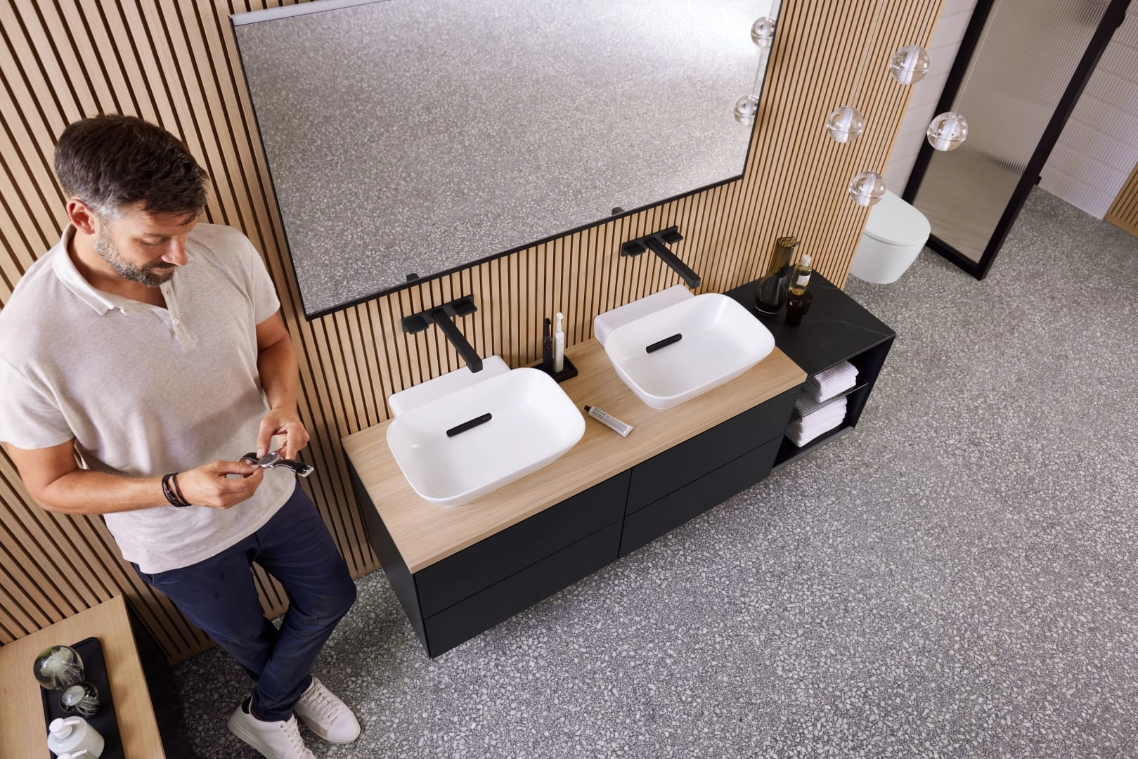 Geberit ONE Unterschrank für Aufsatzwaschtisch, schwarz matt, 133,2 x 50,4 x 47 cm, mit vier Schubladen und Push-to-open-Mechanismus Geberit ONE Unterschrank für Aufsatzwaschtisch, schwarz matt, 133,2 x 50,4 x 47 cm, mit vier Schubladen und Push-to-open-Mechanismus