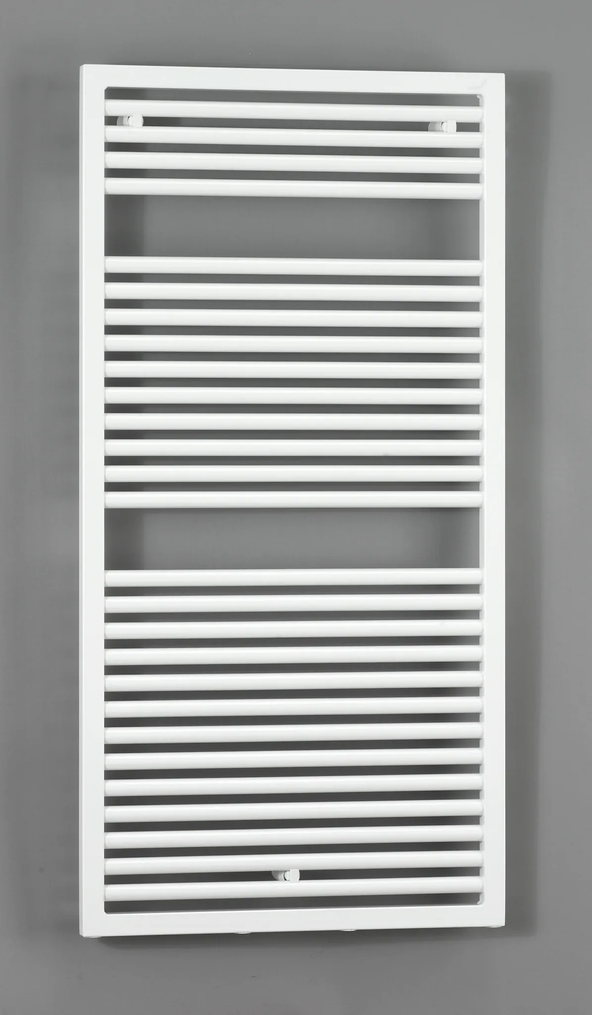 Zehnder Design-Heizkörper „Universal“ für Warmwasser-Zentralheizung oder gemischten Betrieb mit 150 mm-Mittelanschluss 60 × 76,3 cm in Titane (glänzend)