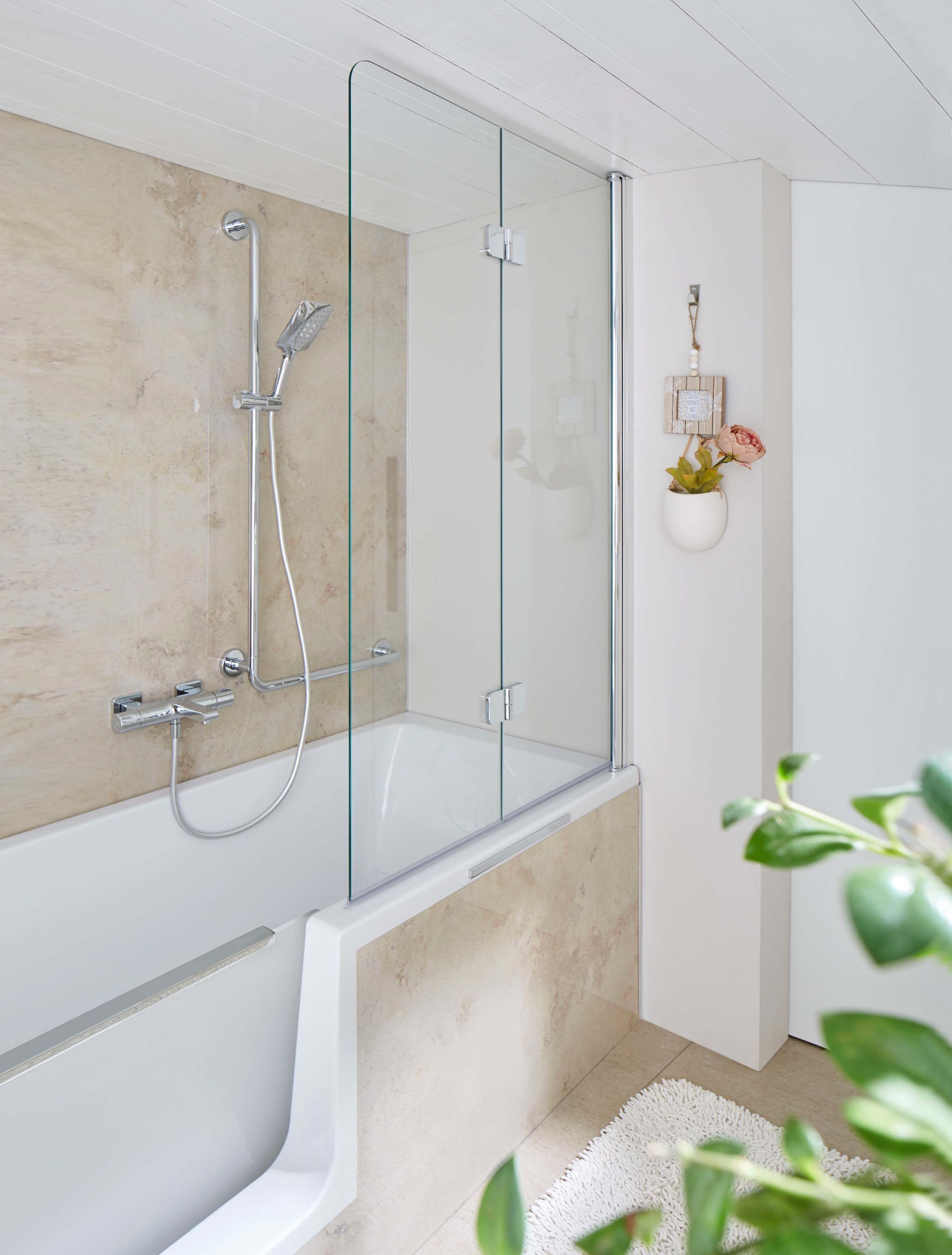 HSK teilgerahmte Badewannenaufsatz 2-teilig „Premium Softcube“ Glas Linea 02, Profile Chromoptik (Alu Hochglanz poliert), Scharniere Premium Softcube, H: 1400 mm HSK teilgerahmte Badewannenaufsatz 2-teilig „Premium Softcube“ Glas Linea 02, Profile Chromoptik (Alu Hochglanz poliert), Scharniere Premium Softcube, H: 1400 mm