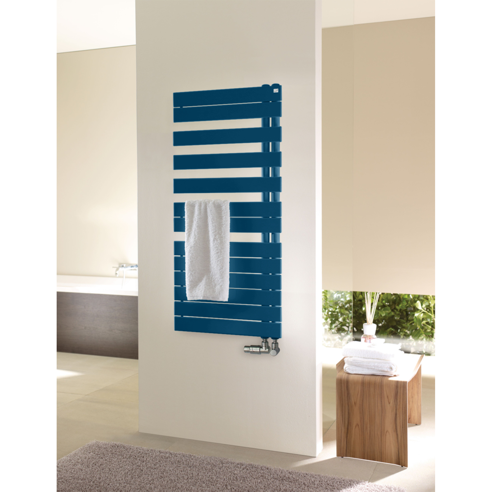 Zehnder Design-Heizkörper „Roda Spa Asym“ für Warmwasser-Zentralheizung mit 50 mm-Seitenanschluss 55 × 167,6 cm in Gentian Blue (RAL 5010)