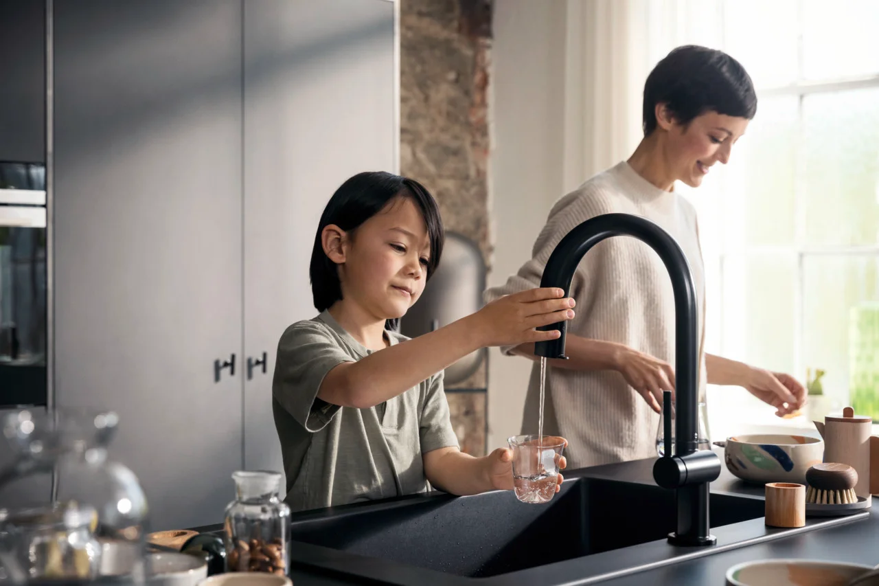 Hansgrohe Aqittura M91 SodaSystem 210 Auszieharm mit Laminarstrahl, Mattschwarz, Hahnlochbohrung 35 mm, max. Auszugslänge 76 cm