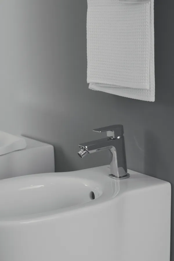 Bidetarmatur Edge, mit Ablaufgarnitur, Ausladung 115mm, Chrom Bidetarmatur Edge, mit Ablaufgarnitur, Ausladung 115mm, Chrom