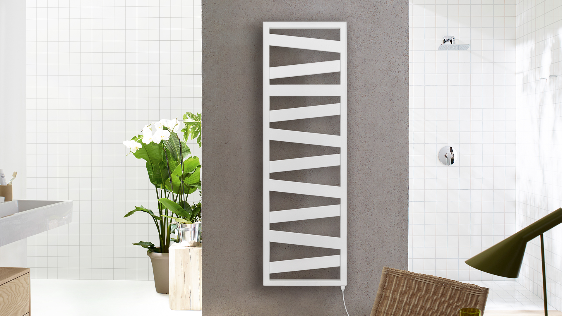 Zehnder Design-Handtuchwärmer „Ribbon“ 60 × 134 cm in Verkehrsweiß (RAL 9016, glänzend)