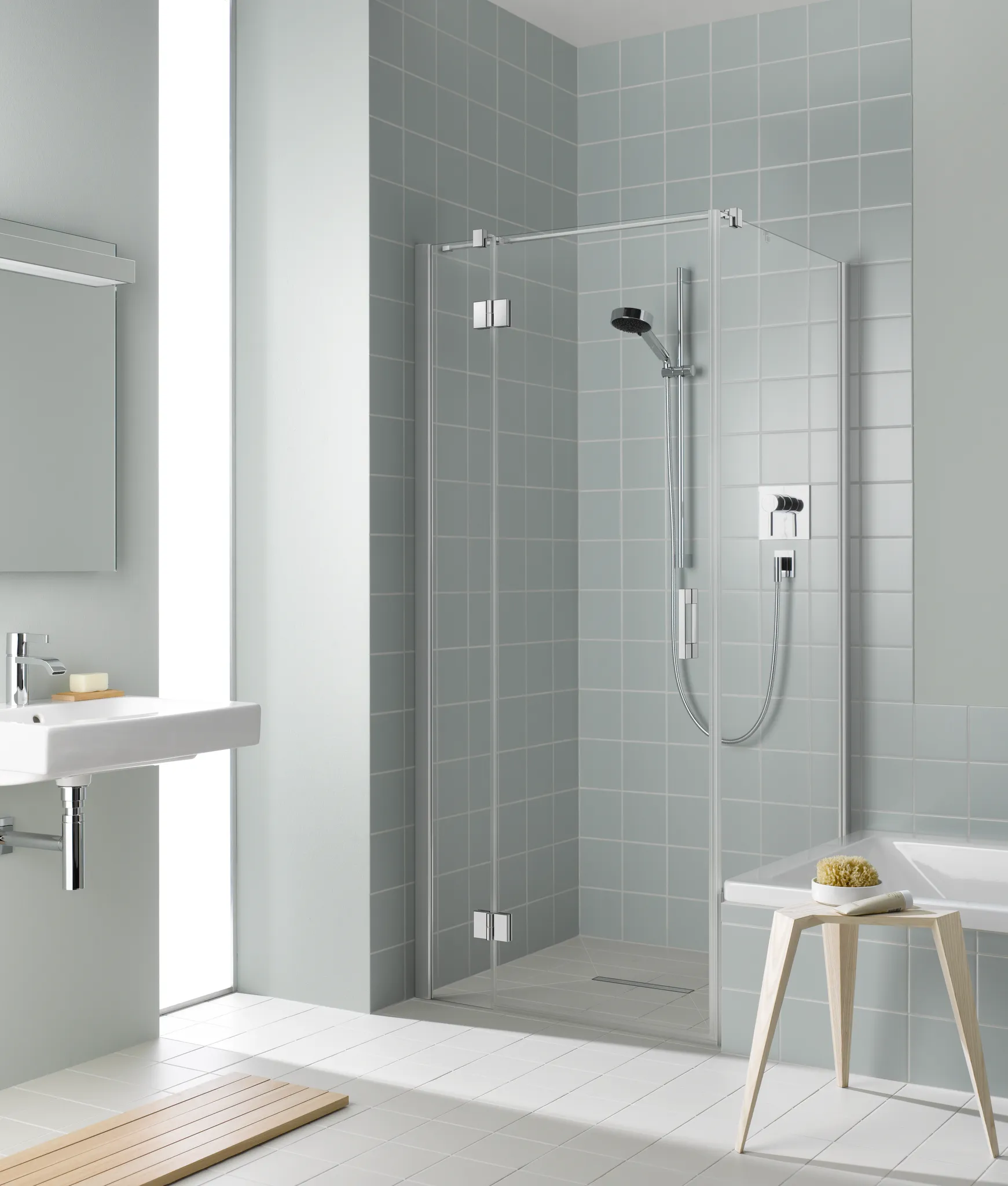 Kermi verkürzte Seitenwand Seitenwand verkürzt neben Badewanne mit Wandprofil für Ecke „LIGA“ 175 cm Profile Schwarz Soft (RAL 9005) Breitenverstellmaß: 725 - 750 mm / Oberflächenveredelung: ohne KermiCLEAN / Profile: Schwarz Soft (RAL 9005) / Wanneneinbaumaß: 735 - 760 mm