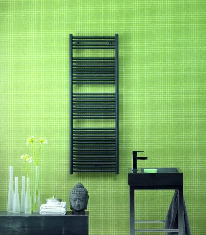 Zehnder Design-Heizkörper „Toga“ 50 × 143,6 cm in Pigeon Blue (RAL 5014)