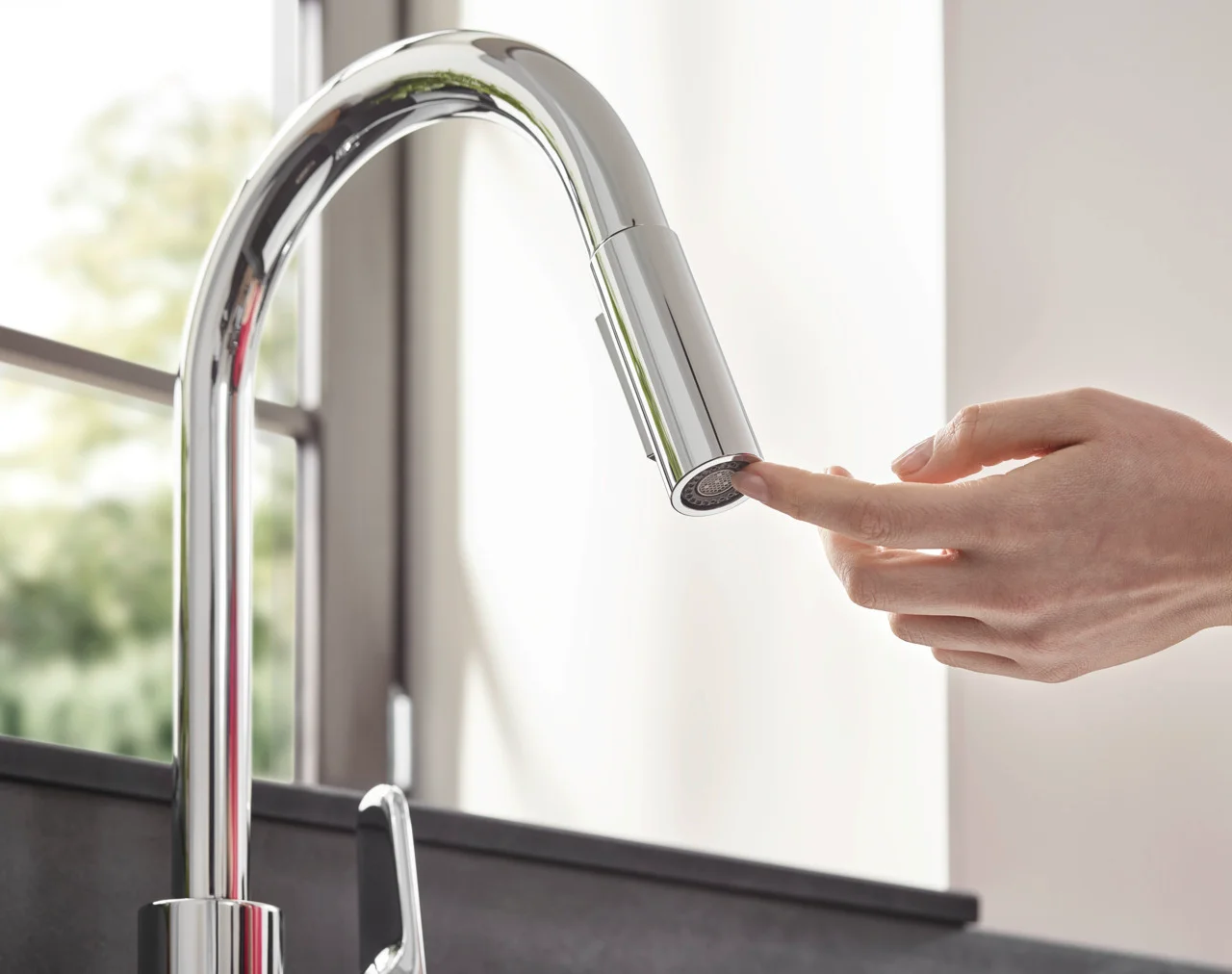 Hansgrohe Focus M41 Eco Einhebel-Küchenmischer mit Ausziehbrause 2jet in Chrom, ComfortZone 240, Schwenkbereich einstellbar auf 110° oder 150°, Laminarstrahl und Brausestrahl arretierbar, MagFit magnetische Brausehalterung, Quick-Connect Schlauch, max. D