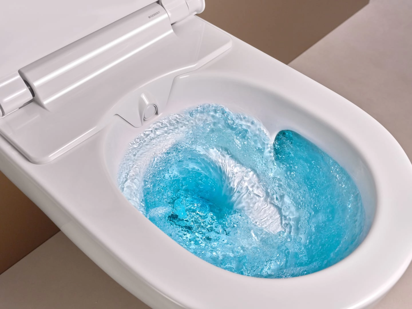 Geberit Wand-Dusch-WC Komplettanlage AquaClean „Alba“ 600 × 484 × 400 mm in weiß alpin, Befestigung sichtbar, ohne Spülrand