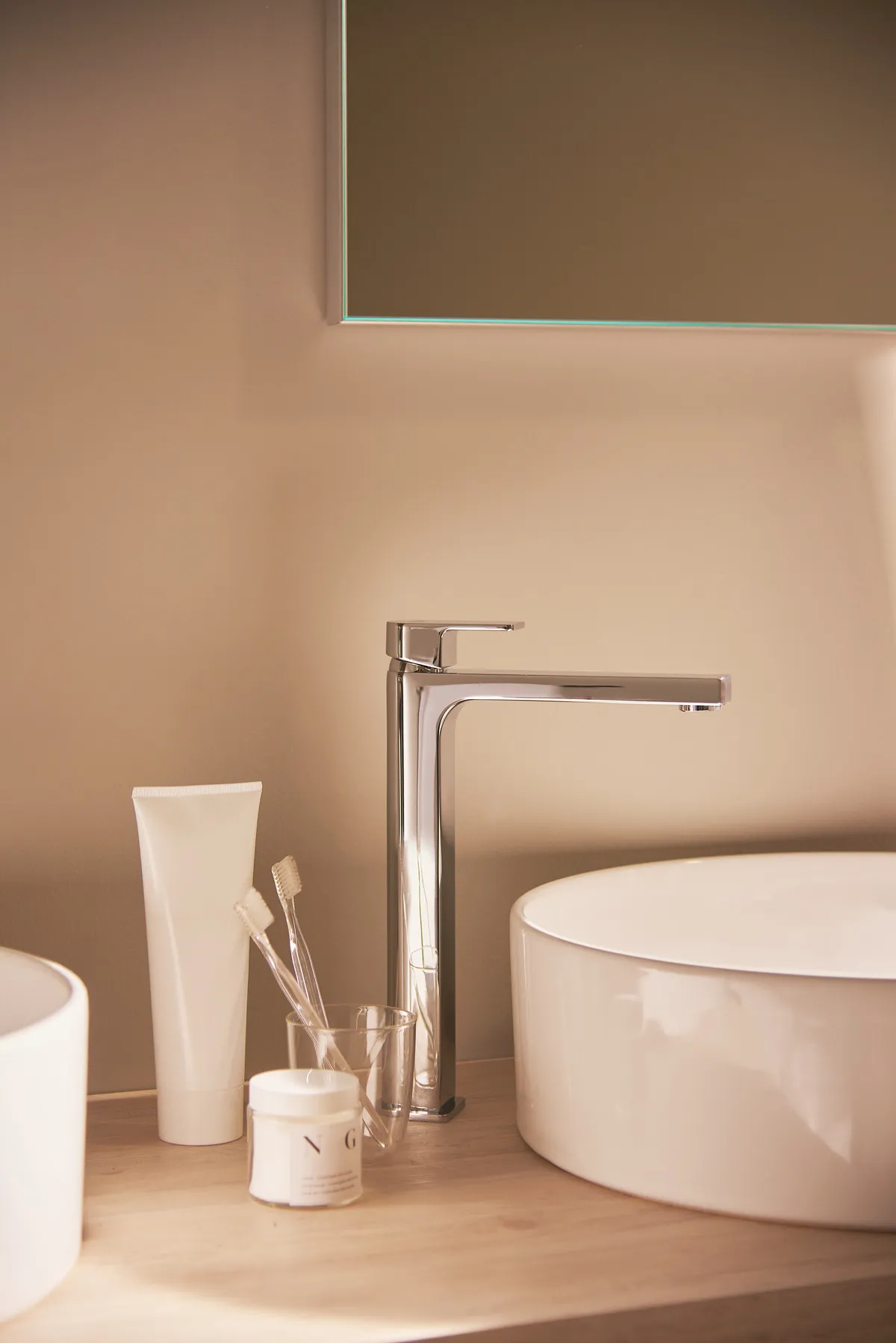 Waschtischarmatur Edge, mit verlängertem Sockel, 5 l/min., mit Ablaufgarnitur, Ausladung 165mm, Chrom Waschtischarmatur Edge, mit verlängertem Sockel, 5 l/min., mit Ablaufgarnitur, Ausladung 165mm, Chrom