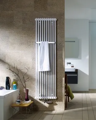 Zehnder Design-Heizkörper „Charleston Bar“ für Warmwasser-Zentralheizung mit 50 mm-Mittelanschluss dreilagig 57,7 × 150 cm in Verkehrsweiß (RAL 9016, glänzend) Zehnder Design-Heizkörper „Charleston Bar“ für Warmwasser-Zentralheizung mit 50 mm-Mittelanschluss dreilagig 57,7 × 150 cm in Verkehrsweiß (RAL 9016, glänzend)