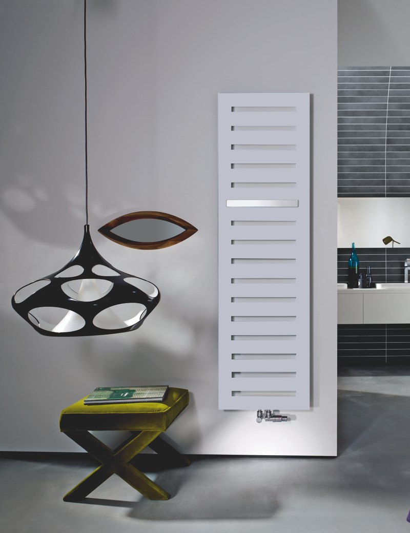 Zehnder Design-Heizkörper „Metropolitan Bar“ für Warmwasser-Zentralheizung mit 50 mm-Mittelanschluss 40 × 122,5 cm in Light Jeans