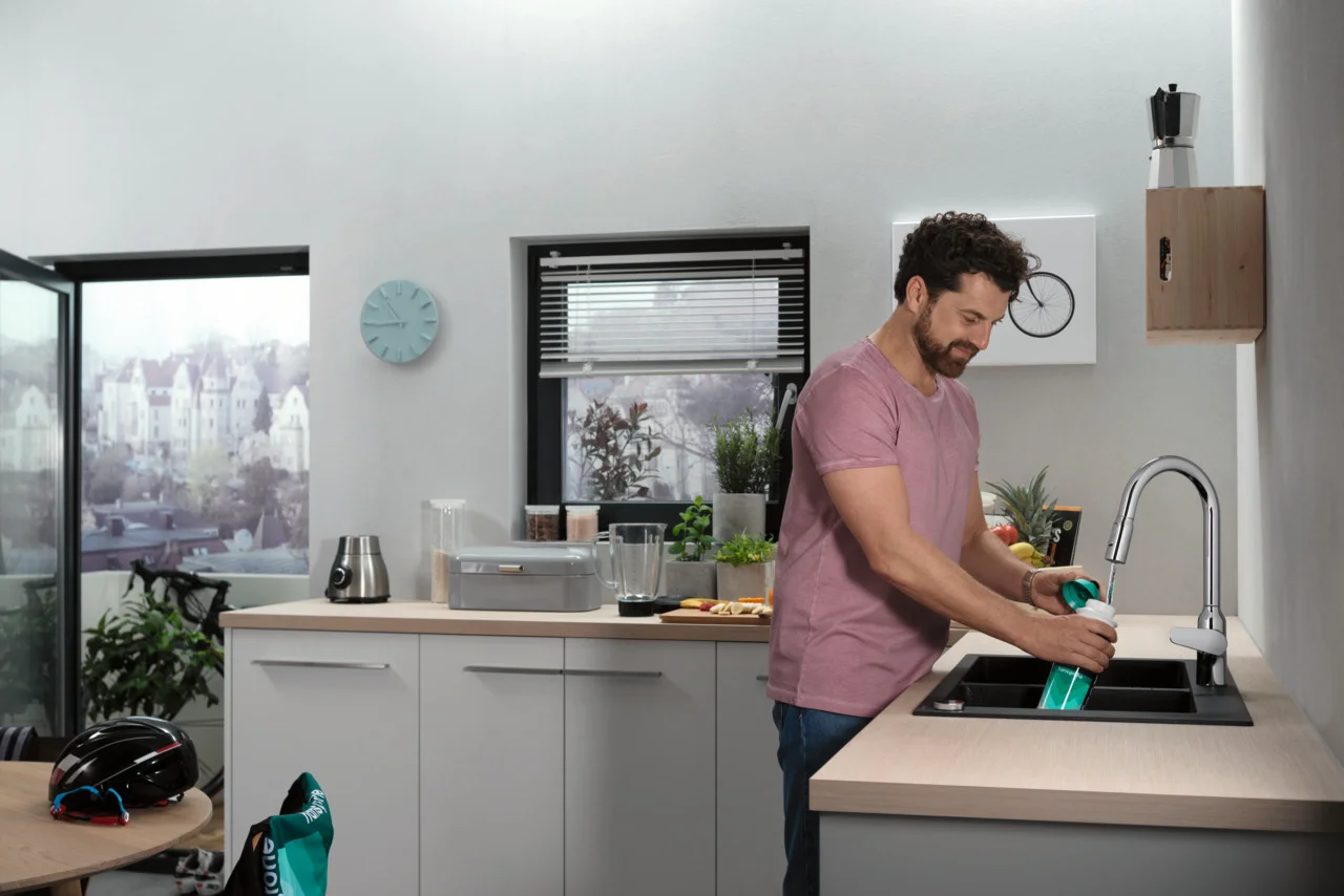 Hansgrohe Spültischmischer Focus M42 mit Ausziehbrause 2jet in Chrom, 360° Schwenkbereich, ComfortZone 220, max. Durchfluss 8 l/min, Auszugslänge bis zu 50 cm