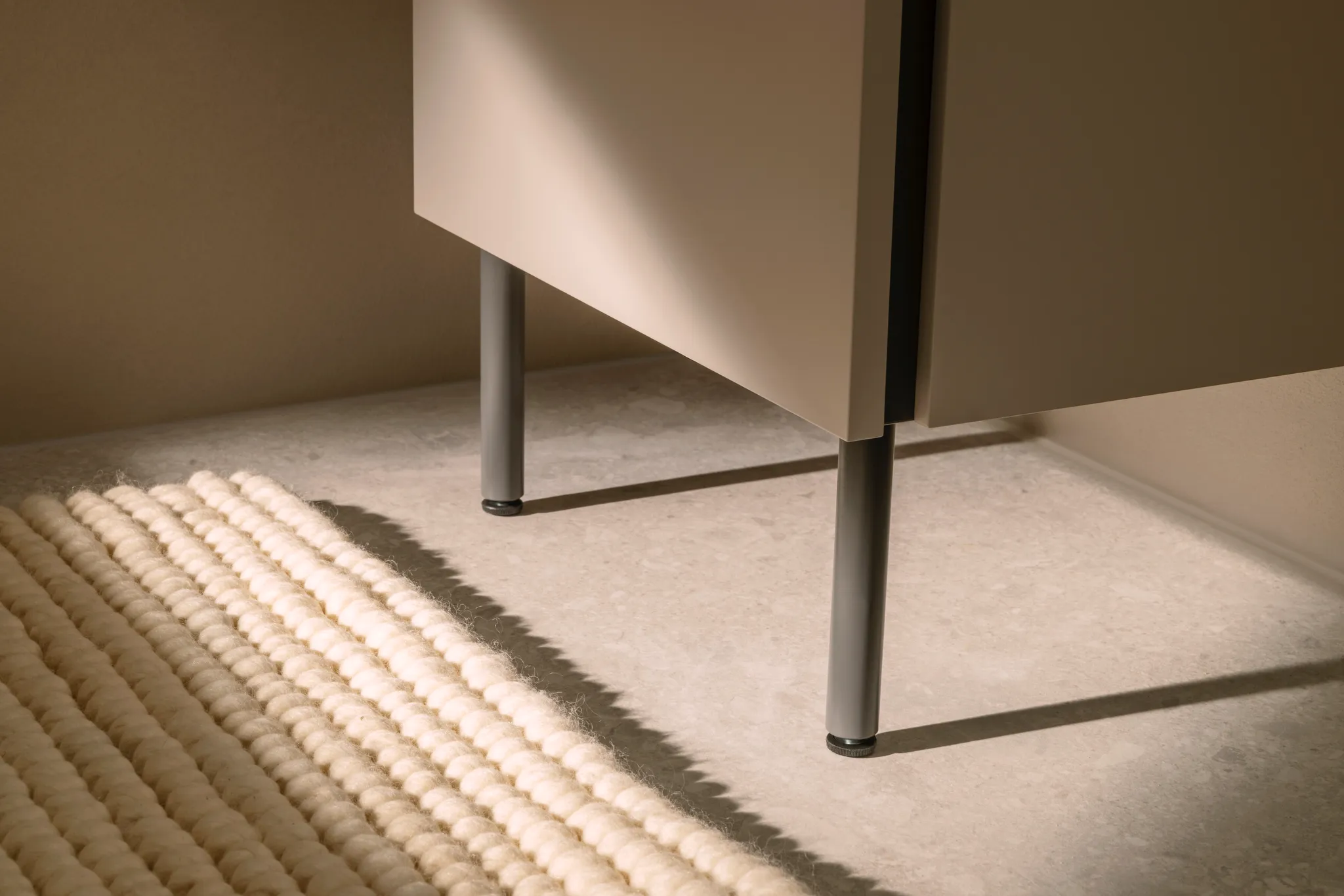 Hansgrohe Möbelfüße Xilesa E, Schiefergrau Matt, 145x20 mm, 2 Stück mit Höhenausgleich und verdeckter Befestigung