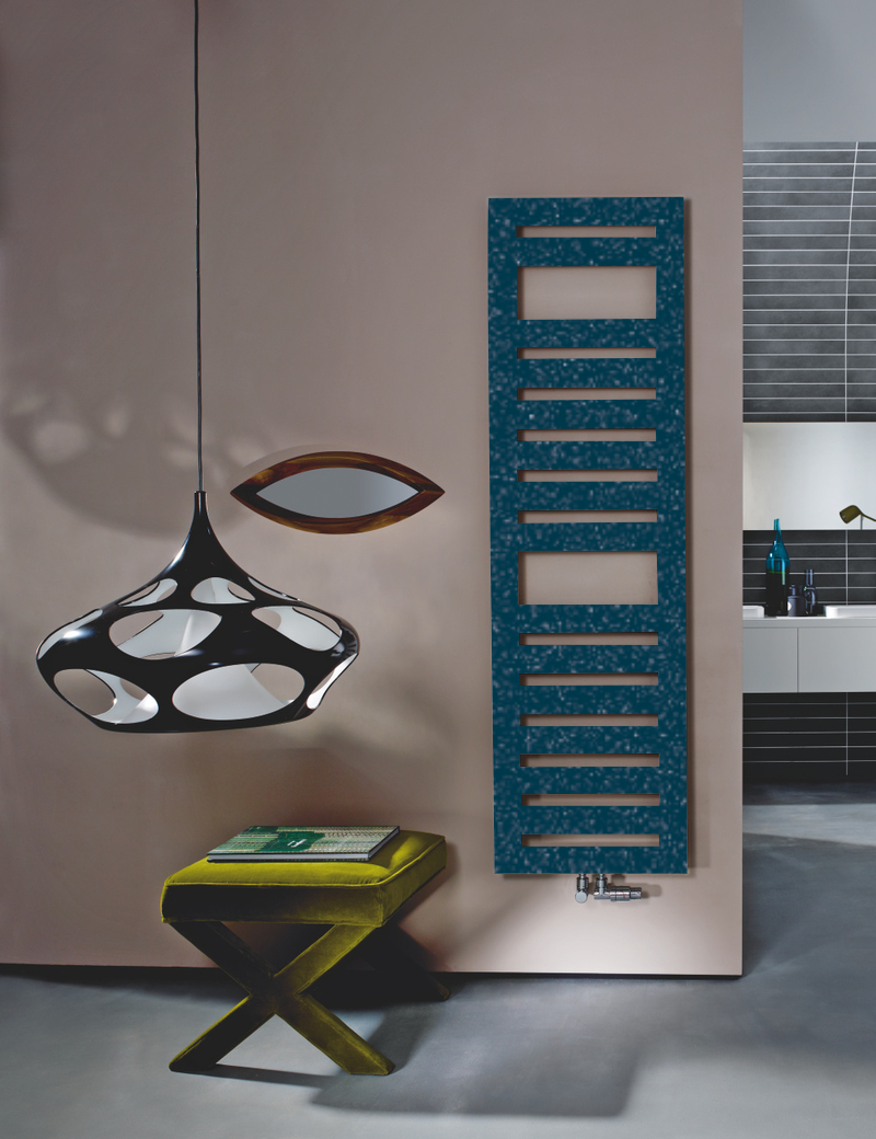 Zehnder Design-Elektroheizkörper „Metropolitan Spa“ für gemischten Betrieb mit eingebautem Heizstab und 50 mm-Mittelanschluss 60 × 175 cm in Blue Night