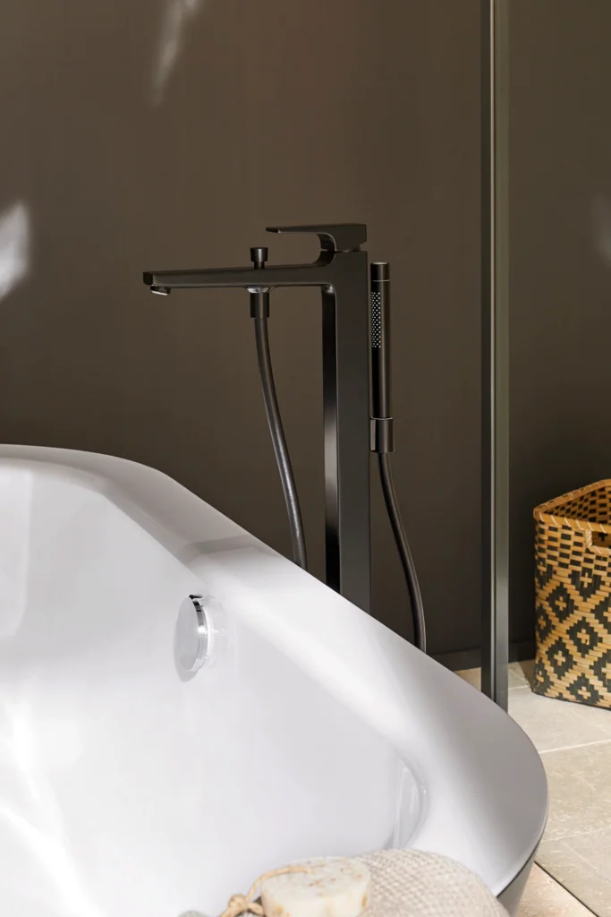 Hansgrohe Metropol Einhebel-Wannenmischer bodenstehend, mattschwarz, Ausladung 235 mm