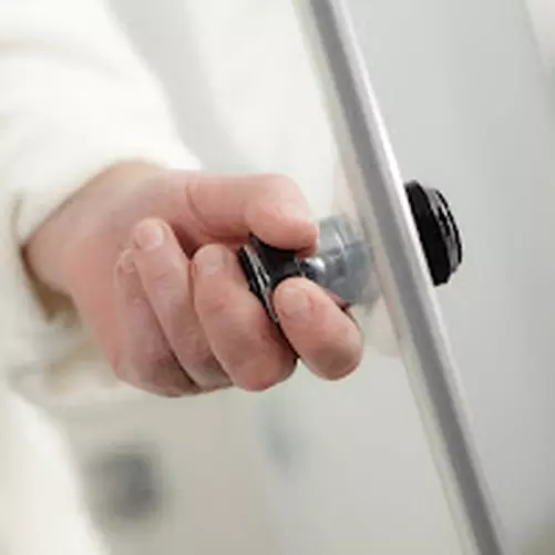 HSK teilgerahmte Drehfalttür pendelbar an Nebenteil „Exklusiv“ Glas Klar hell, Profile Chromoptik (Alu Hochglanz poliert), Scharniere Premium Softcube, B: 1400 mm H: 2000 mm HSK teilgerahmte Drehfalttür pendelbar an Nebenteil „Exklusiv“ Glas Klar hell, Profile Chromoptik (Alu Hochglanz poliert), Scharniere Premium Softcube, B: 1400 mm H: 2000 mm