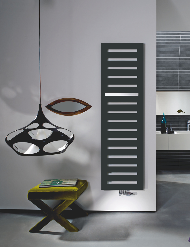 Zehnder Design-Heizkörper „Metropolitan Bar“ für Warmwasser-Zentralheizung mit 50 mm-Mittelanschluss 40 × 122,5 cm in Anthracite Grey (RAL 7016, glänzend)