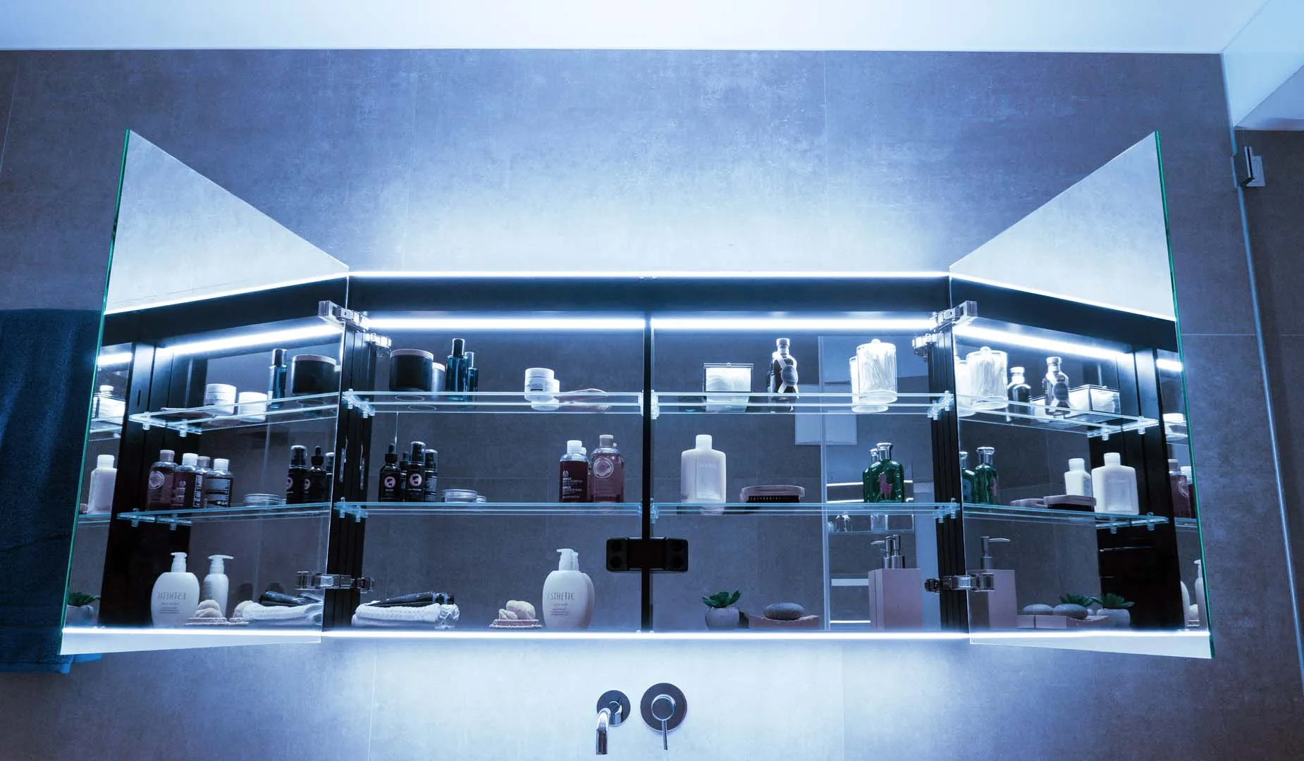 Schneider Spiegelschrank STYLE TW ALC2 140/2/TW - Weiß, Aluminiumkorpus, LED Beleuchtung Tunable White Schneider Spiegelschrank STYLE TW ALC2 140/2/TW - Weiß, Aluminiumkorpus, LED Beleuchtung Tunable White