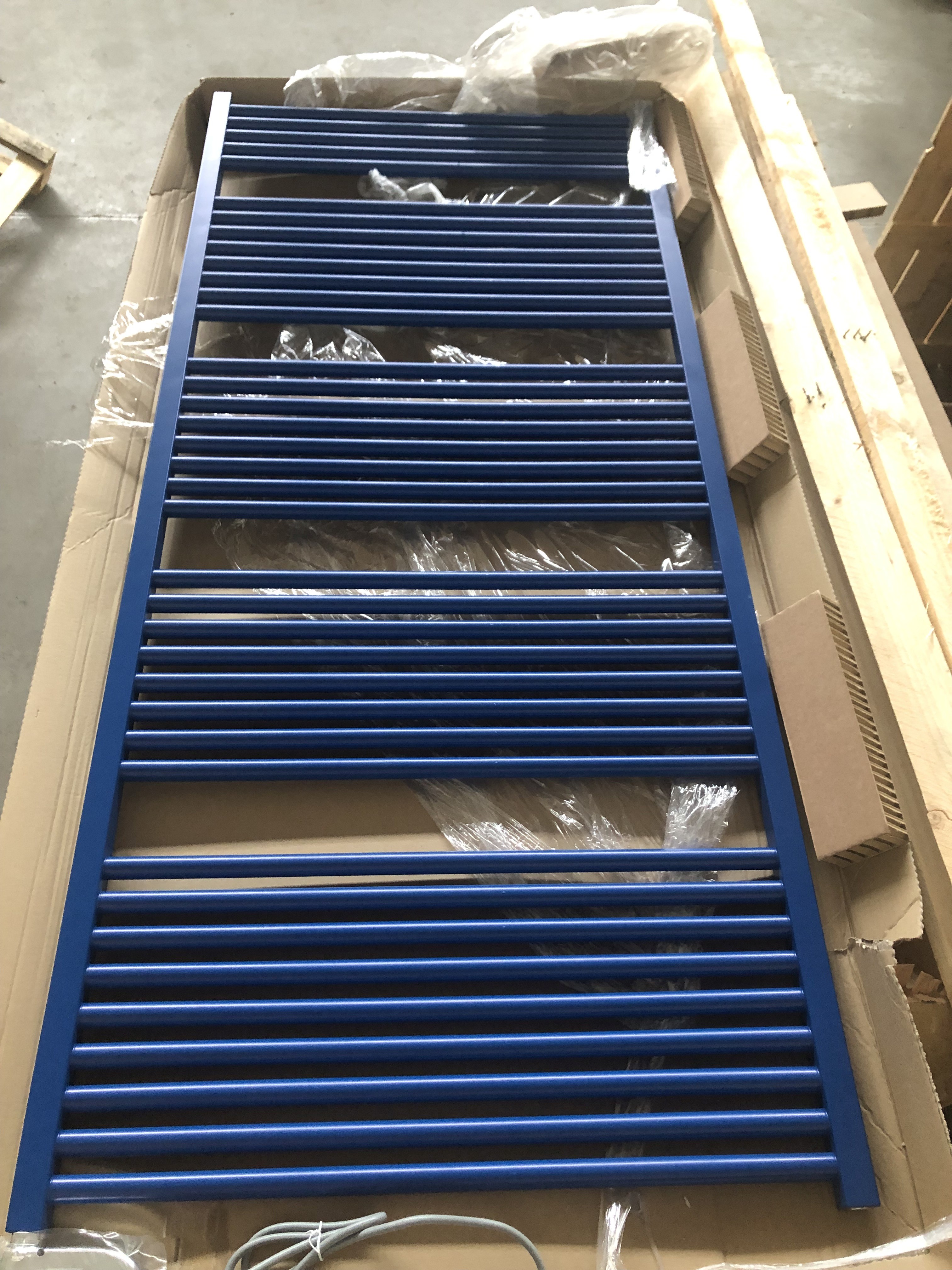 Zehnder Design-Elektroheizkörper „Zeno“ 75 × 176,2 cm ZZ140145GP00000 in Farbe Gentian Blue, B-Ware Zehnder Design-Elektroheizkörper „Zeno“ 75 × 176,2 cm ZZ140145GP00000 in Farbe Gentian Blue, B-Ware