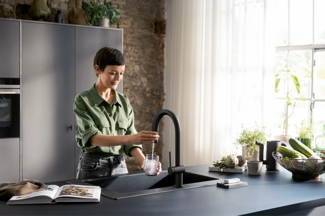 Hansgrohe Aqittura M91 SodaSystem 210 Auszieharm mit Laminarstrahl, Mattschwarz, Hahnlochbohrung 35 mm, max. Auszugslänge 76 cm
