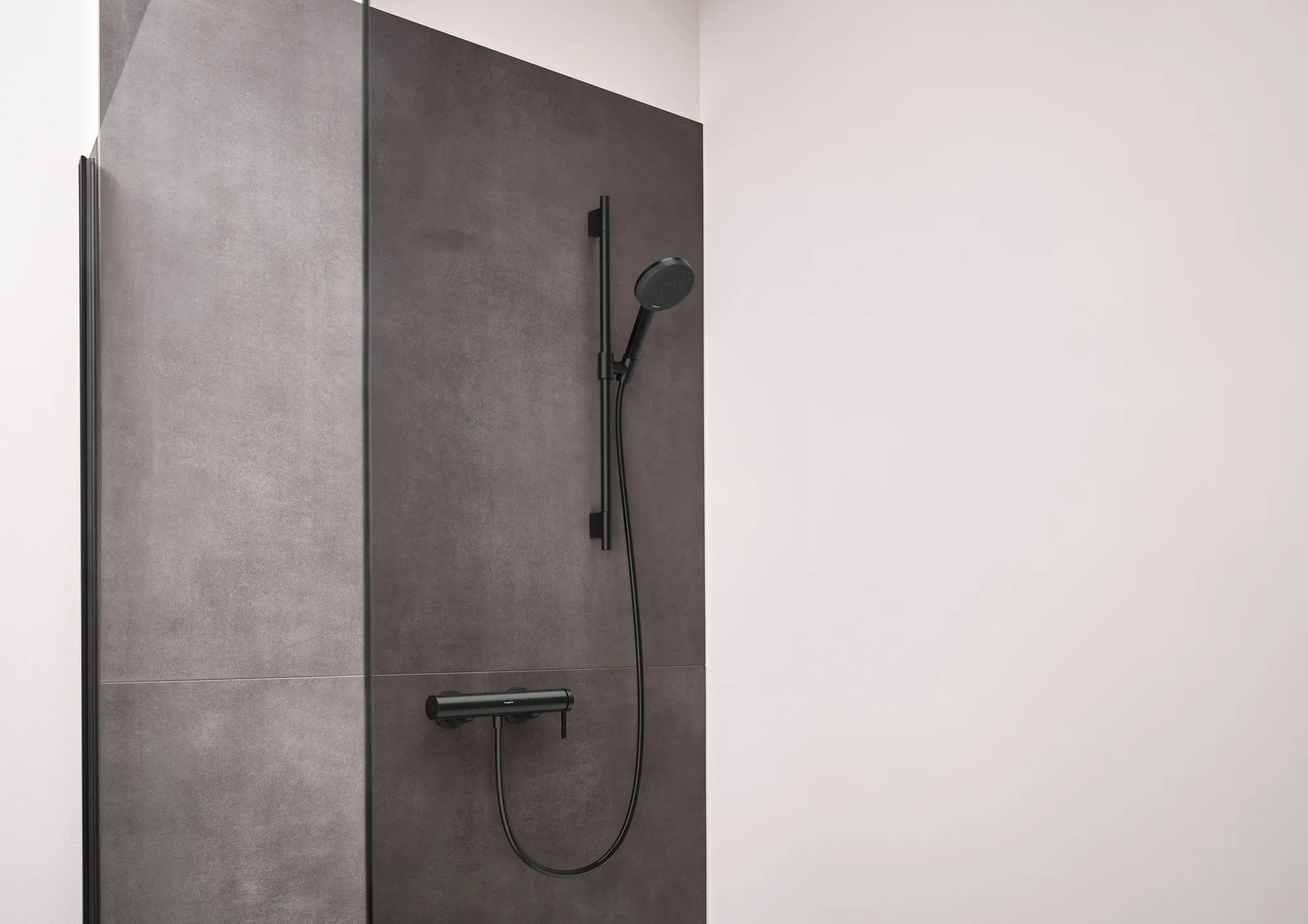 Hansgrohe Brausenmischer Aufputz Finoris BBC, Brushed Black Chrome, Stichmaß 150 ± 12 mm, max. Durchfluss 16,7 l/min, Keramikmischsystem, Rückflussverhinderer, Schalldämpfer, für Durchlauferhitzer geeignet Hansgrohe Brausenmischer Aufputz Finoris BBC, Brushed Black Chrome, Stichmaß 150 ± 12 mm, max. Durchfluss 16,7 l/min, Keramikmischsystem, Rückflussverhinderer, Schalldämpfer, für Durchlauferhitzer geeignet