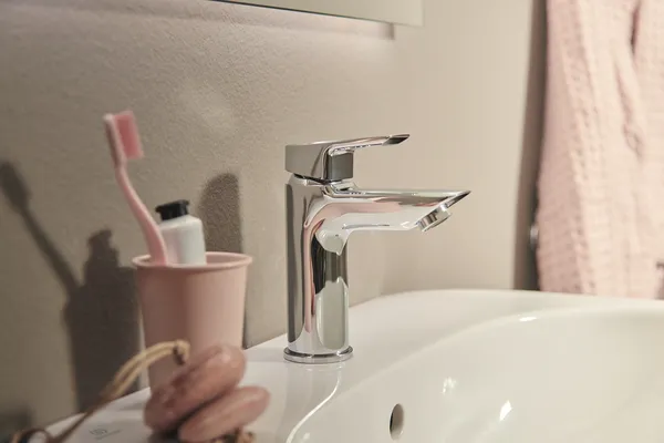 Waschtischarmatur Tesi, BlueStart, 5 l/min., mit Ablaufgarnitur, Ausladung 93mm, Chrom Waschtischarmatur Tesi, BlueStart, 5 l/min., mit Ablaufgarnitur, Ausladung 93mm, Chrom