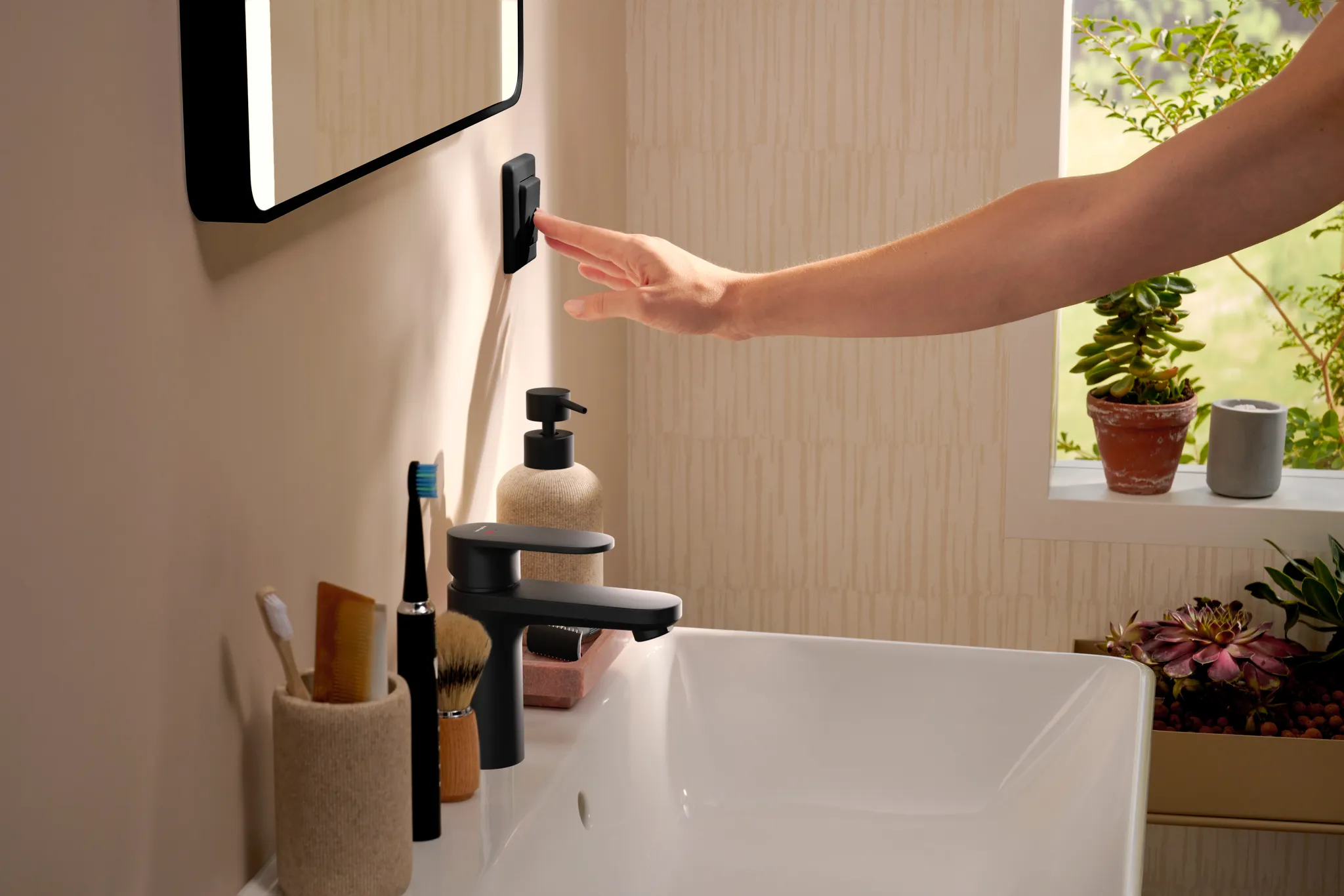 Hansgrohe Spiegel „Xarita Lite Q“ in Mattschwarz Hansgrohe Spiegel „Xarita Lite Q“ in Mattschwarz