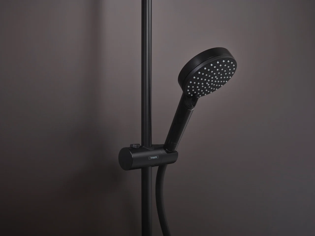 Hansgrohe Vernis Blend Showerpipe 200 1jet mattschwarz, Aufputzinstallation, Brausearmlänge 400 mm, Metaflex-Brauseschlauch 80 cm oder 160 cm