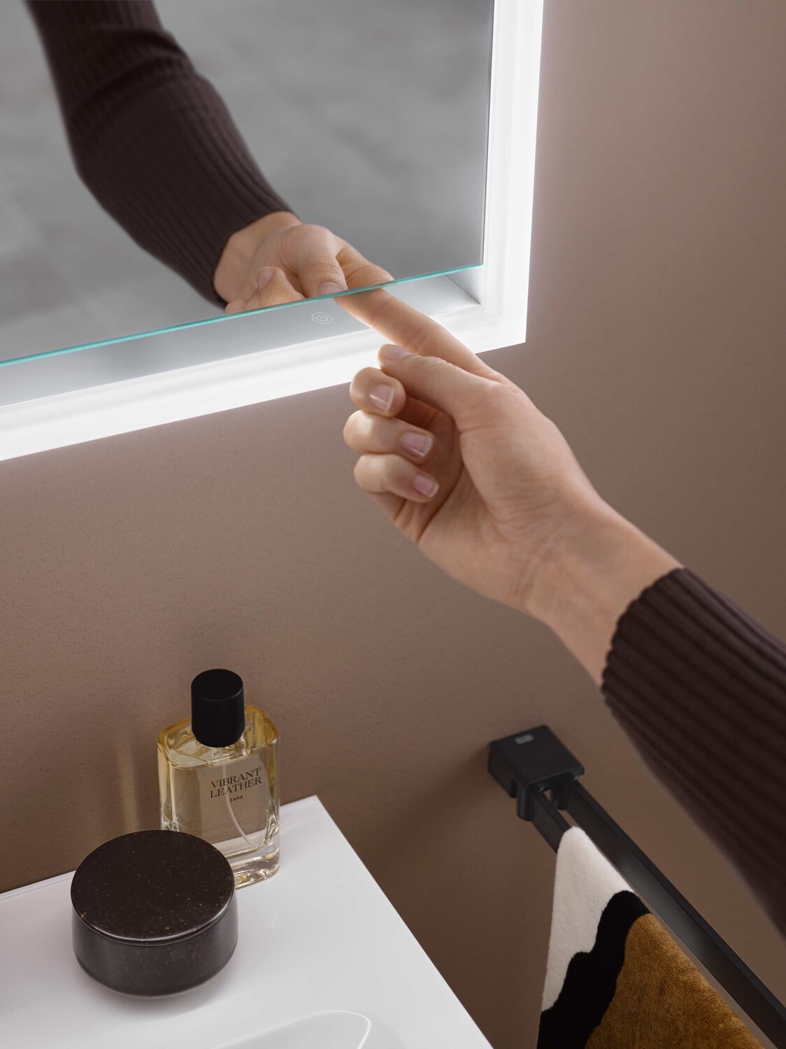 LED-Lichtspiegelschrank Loft Aufputz, 1000 mm, 2-türig, breite Tür rechts Rückwand verspiegelt